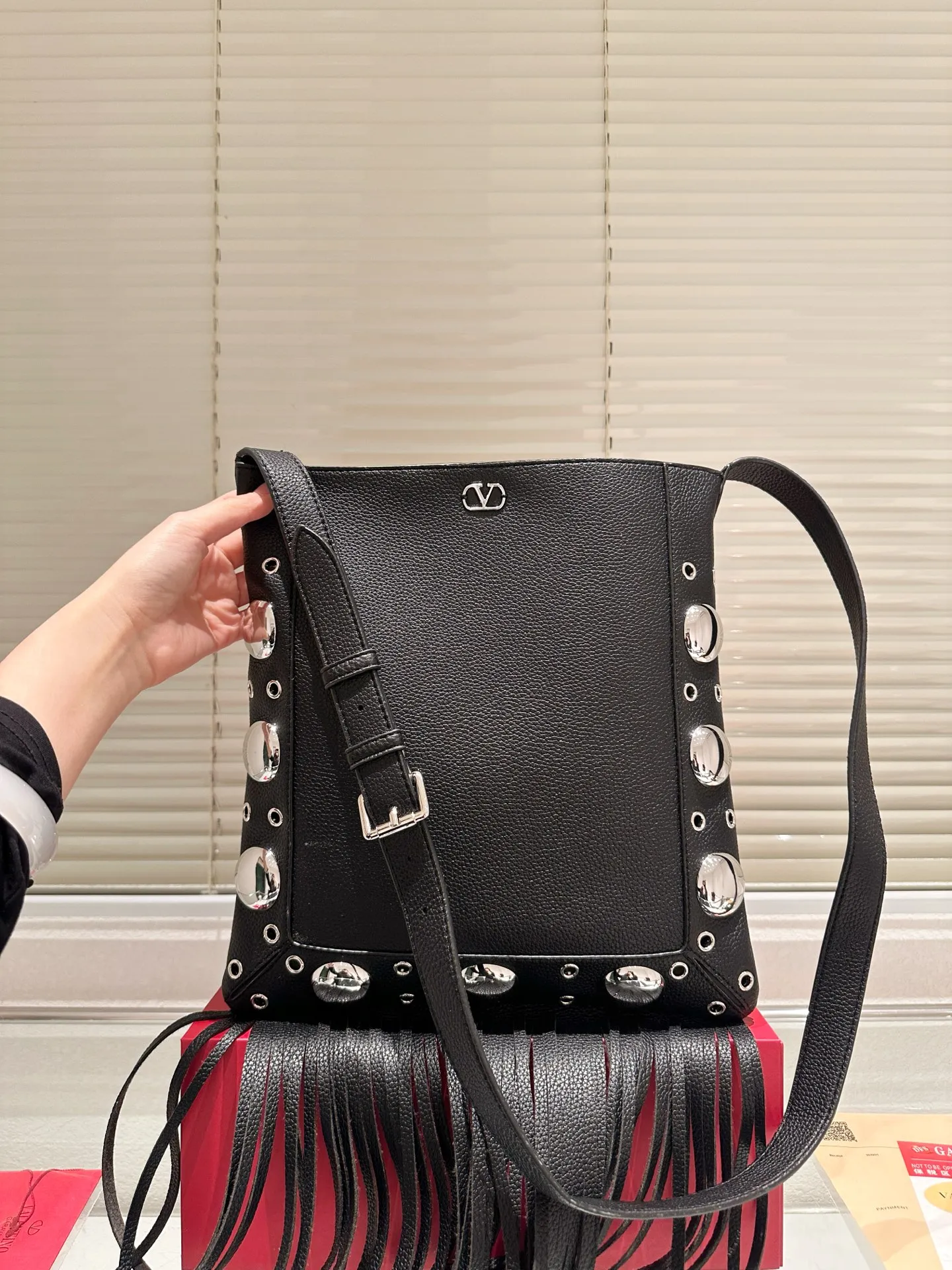 P480 box size: 28 30cm Valentino new product! Who can resist this style? It’s totally okay to wear in spring, summer, autumn and winter~