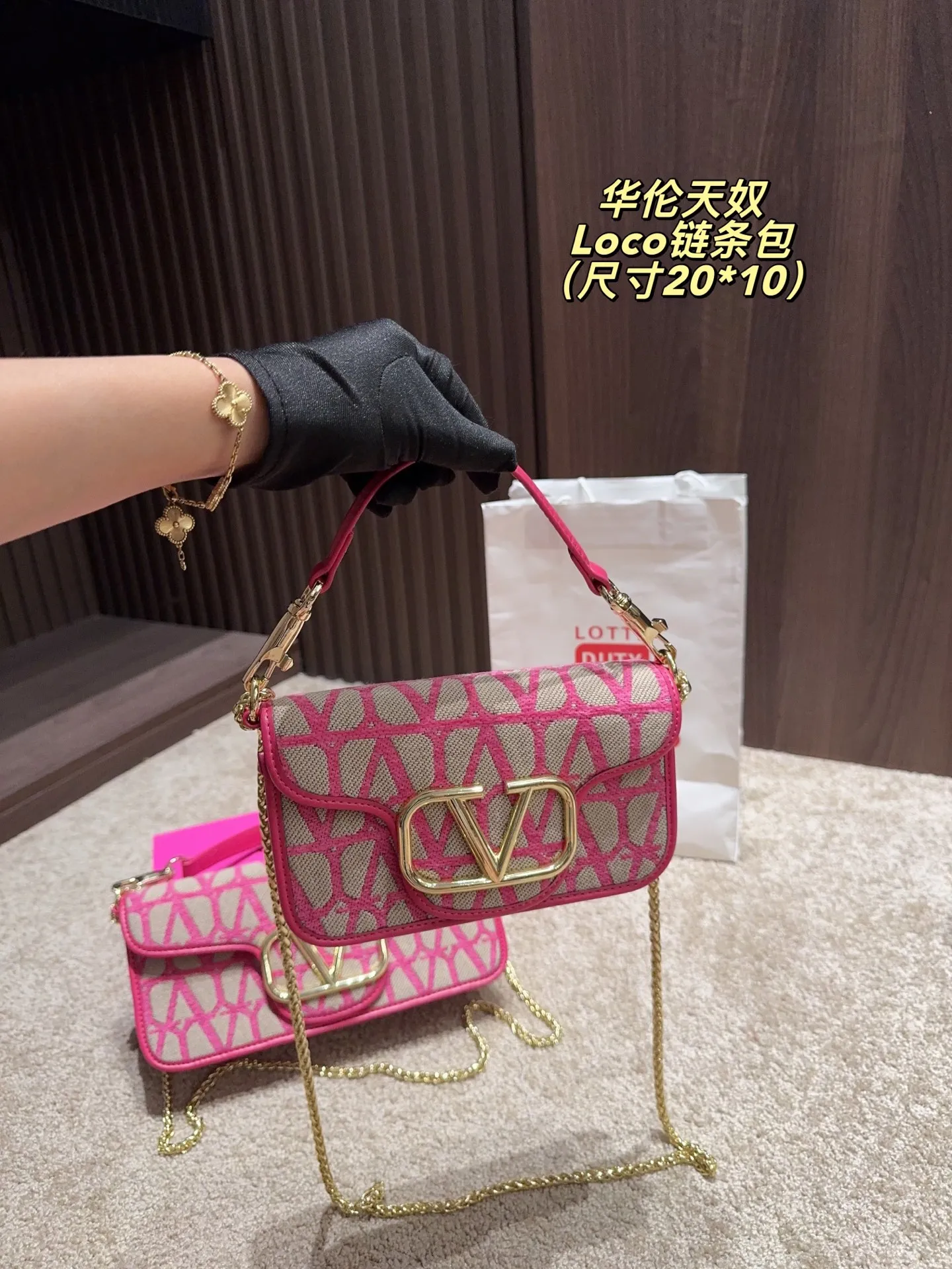 P300 comes with a folding box⚠️Size 20.10 p320 comes with a folding box⚠️Size 27.12 Valentino Loco chain bag Exquisite and beautiful High-end elegance Very easy to handle, no matter the clothes or seasons Can be used all year round