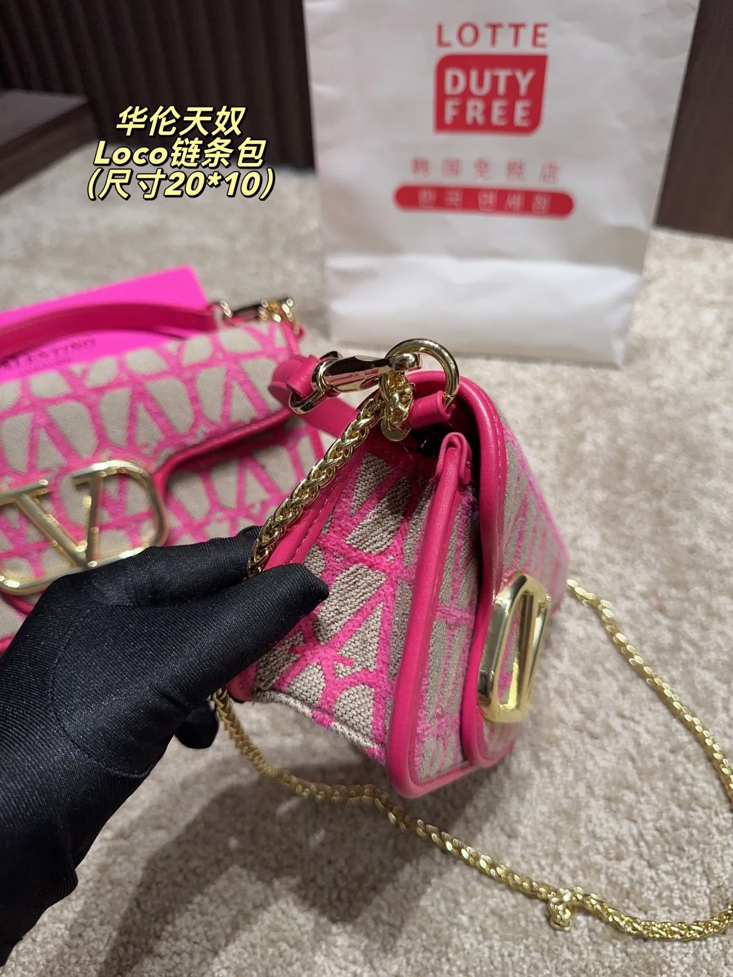 P300 comes with a folding box⚠️Size 20.10 p320 comes with a folding box⚠️Size 27.12 Valentino Loco chain bag Exquisite and beautiful High-end elegance Very easy to handle, no matter the clothes or seasons Can be used all year round