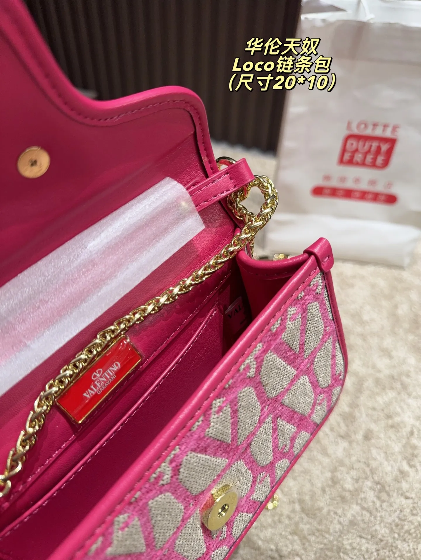 P300 comes with a folding box⚠️Size 20.10 p320 comes with a folding box⚠️Size 27.12 Valentino Loco chain bag Exquisite and beautiful High-end elegance Very easy to handle, no matter the clothes or seasons Can be used all year round