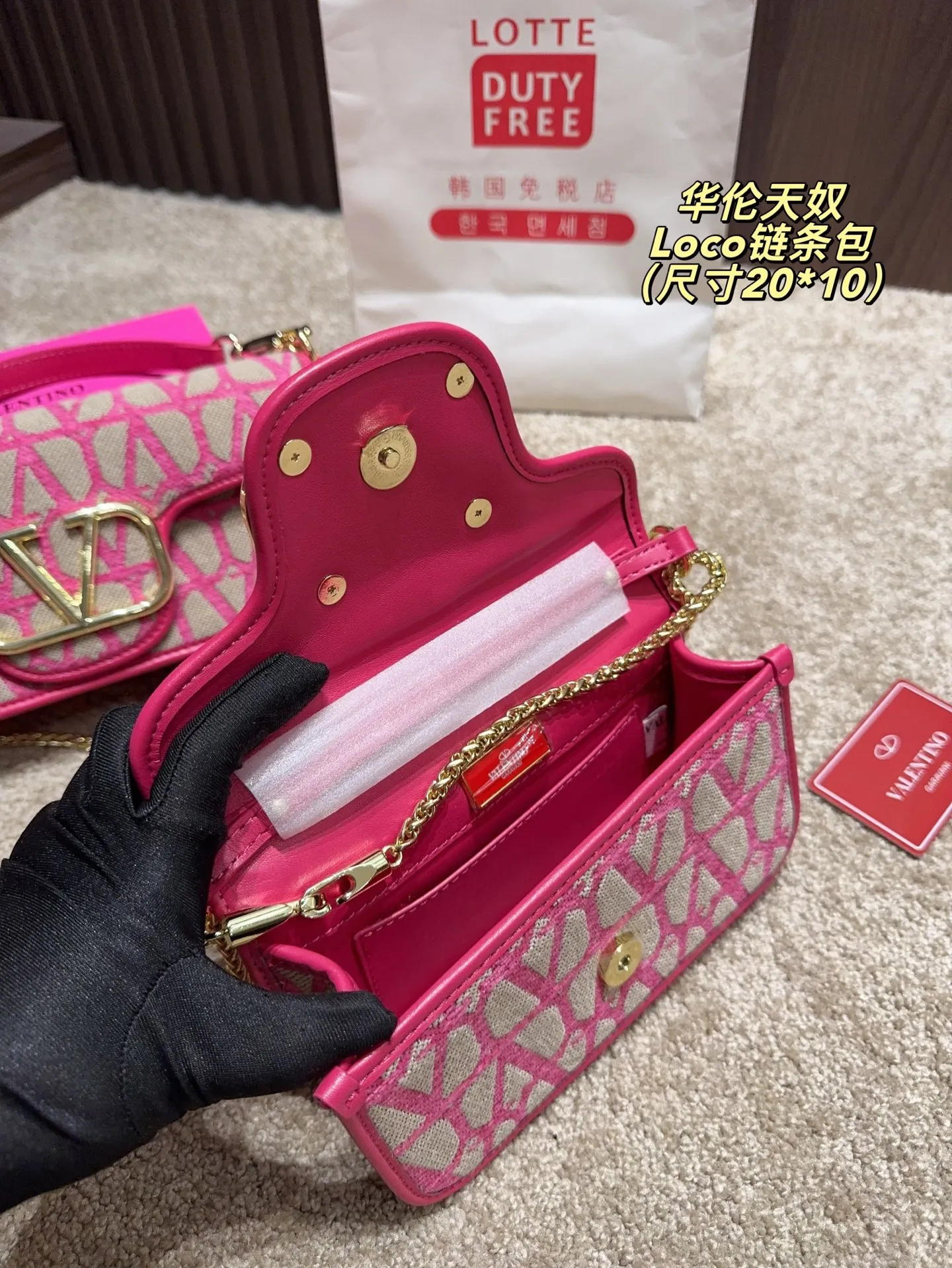P300 comes with a folding box⚠️Size 20.10 p320 comes with a folding box⚠️Size 27.12 Valentino Loco chain bag Exquisite and beautiful High-end elegance Very easy to handle, no matter the clothes or seasons Can be used all year round