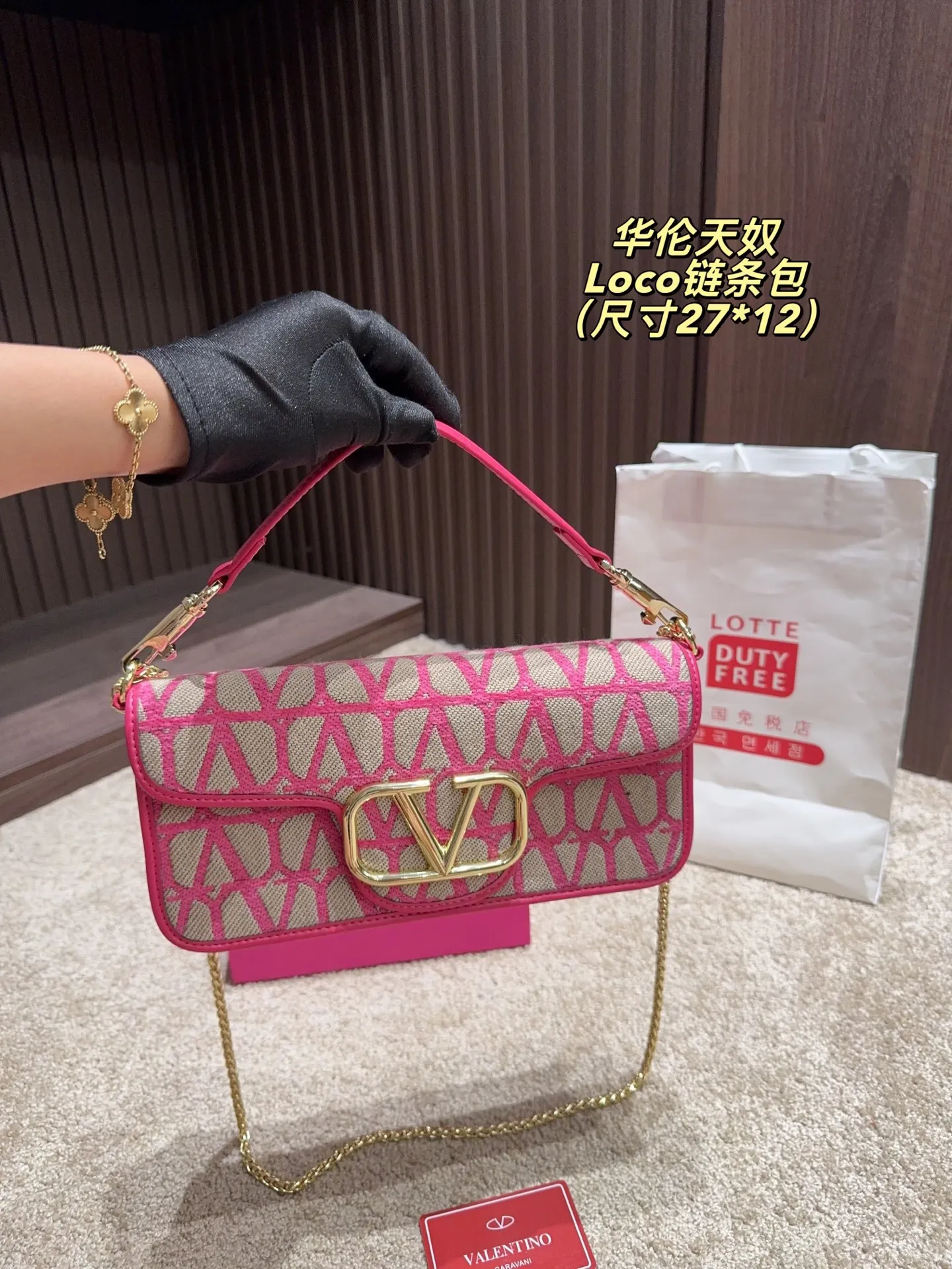 P300 comes with a folding box⚠️Size 20.10 p320 comes with a folding box⚠️Size 27.12 Valentino Loco chain bag Exquisite and beautiful High-end elegance Very easy to handle, no matter the clothes or seasons Can be used all year round
