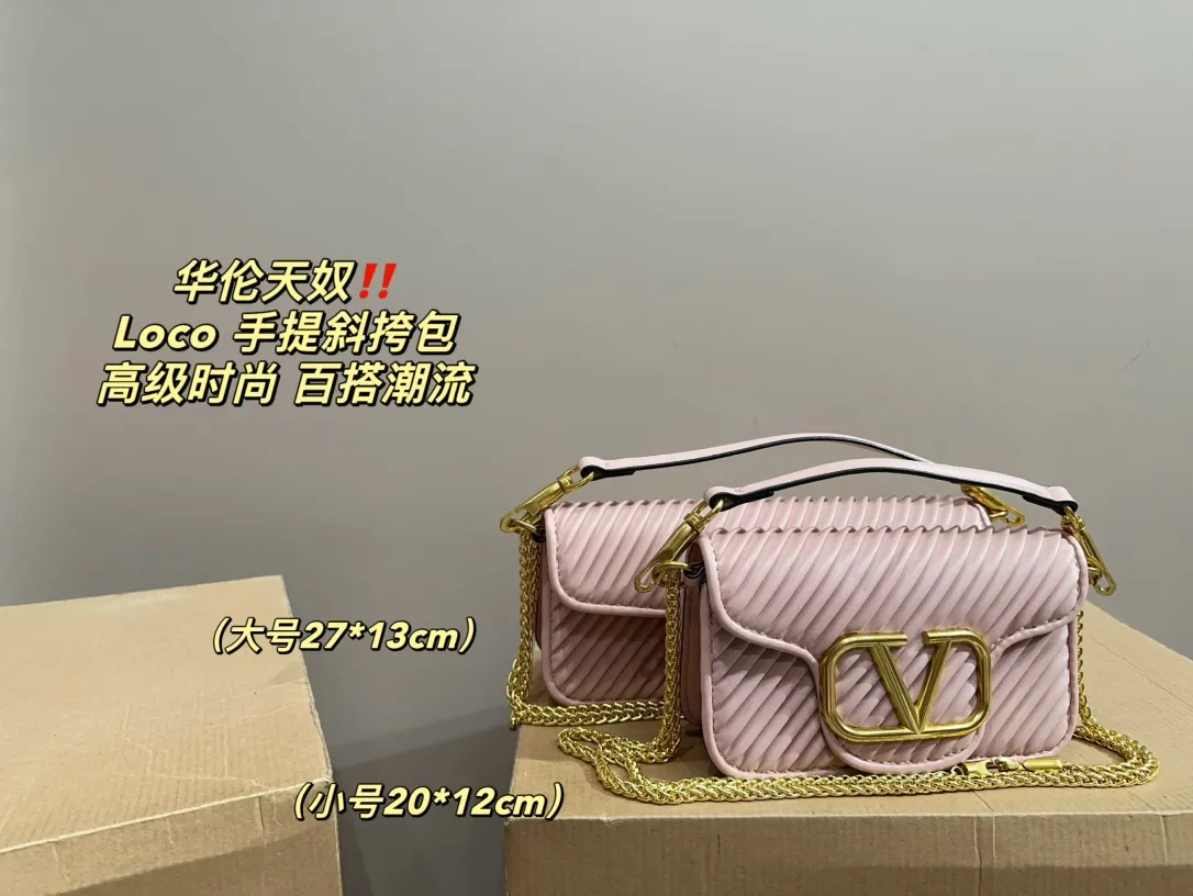 Large P310 with folding box⚠️Size 27.13 Small P290 with folding box⚠️Size 20.12 Valentino Loco hand-held crossbody bag Comfortable and sophisticated coexist, simple and elegant yet discreet, easily create an elegant commuting outfit