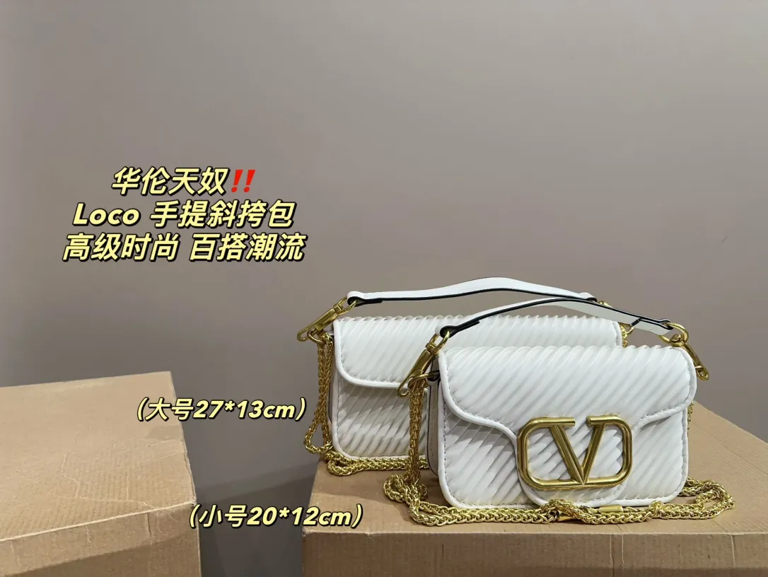 Large P310 with folding box⚠️Size 27.13 Small P290 with folding box⚠️Size 20.12 Valentino Loco hand-held crossbody bag Comfortable and sophisticated coexist, simple and elegant yet discreet, easily create an elegant commuting outfit