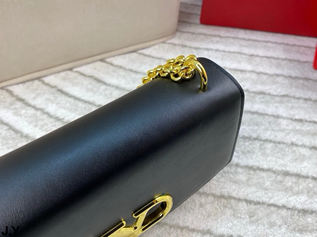 p310/p300 Folding box 🎁 Valentino Vain series handbags~ A versatile bag that can be sweet or salty, casual or business, magnetic opening and closing, practical capacity, exquisite and noble, elegant and timeless! Size: 24*16/19.5*13