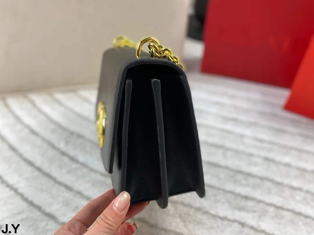 p310/p300 Folding box 🎁 Valentino Vain series handbags~ A versatile bag that can be sweet or salty, casual or business, magnetic opening and closing, practical capacity, exquisite and noble, elegant and timeless! Size: 24*16/19.5*13
