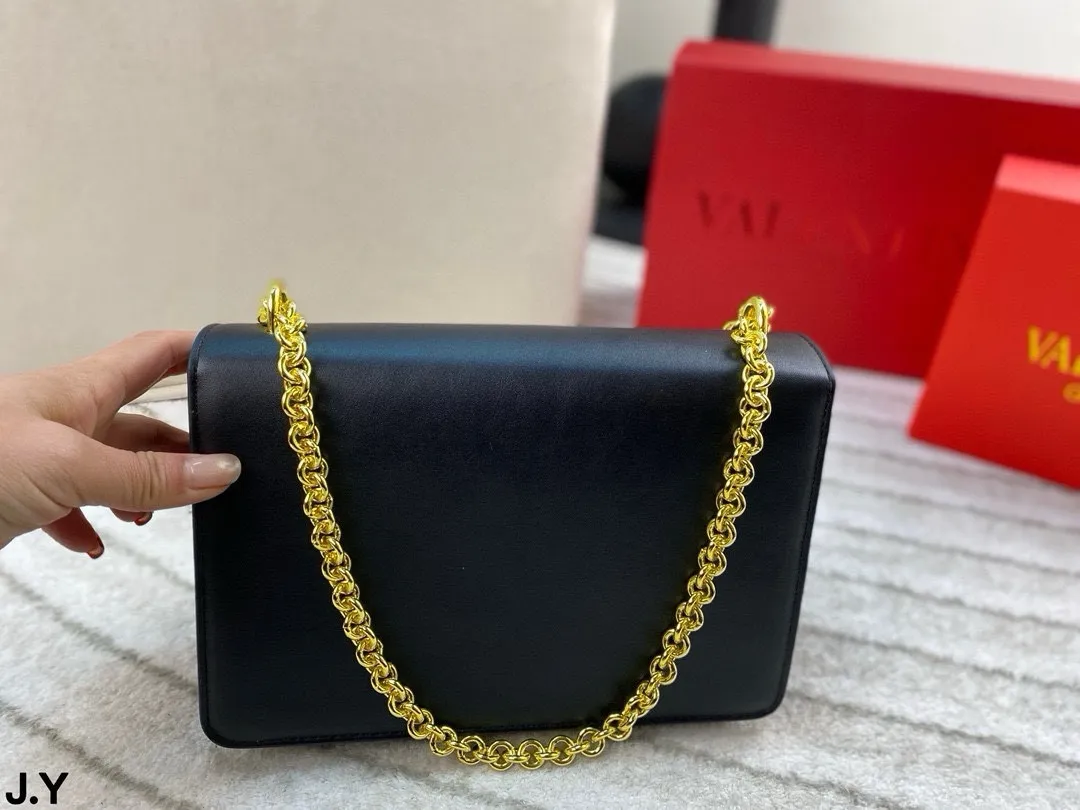 p310/p300 Folding box 🎁 Valentino Vain series handbags~ A versatile bag that can be sweet or salty, casual or business, magnetic opening and closing, practical capacity, exquisite and noble, elegant and timeless! Size: 24*16/19.5*13