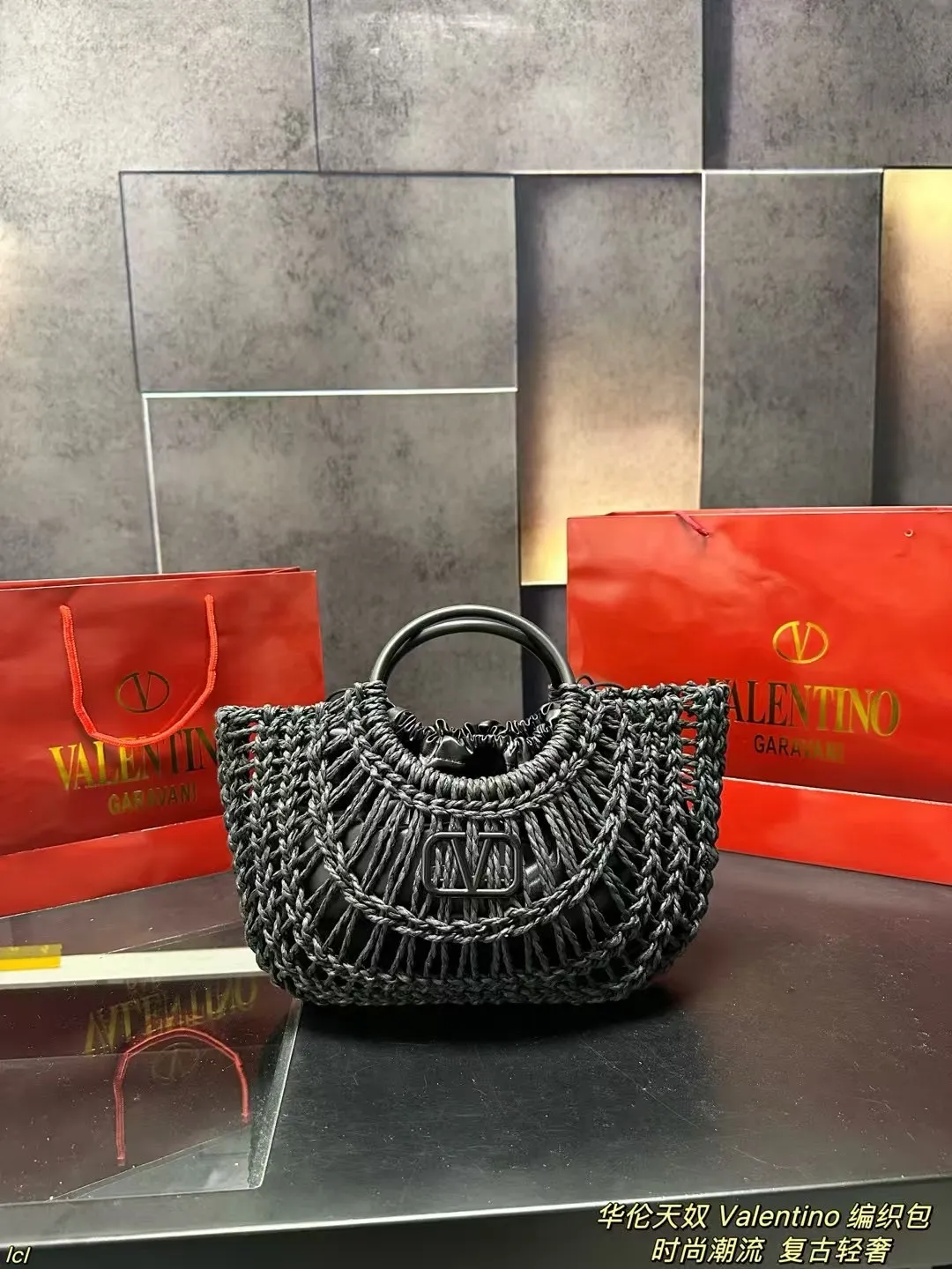 P270 with box Valentino Valentino woven bag Valentino Valentino Loco is a must-have for beautiful fairies and is so good-looking. The portable shoulder bag unlocks the fashion charm. It can be salty or sweet. It is the most beautiful girl on the street. It is fashionable and lightweight, with a big Valentino logo. It is fashionable and elegant. Those who like Jimei, hurry up and get it! Size: 32*24cm