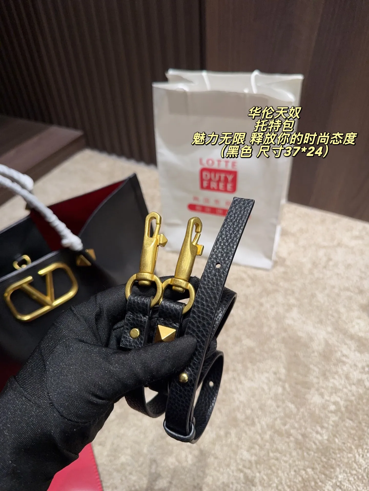P360 Unboxed⚠️Size 37*24 Valentino Tote bag has unlimited charm and unleashes your fashion attitude. It has a unique appearance and many cute colors to choose from. It is a fashion item not to be missed. It is different from the softness of canvas bags. It gives a free and easy feeling when carried on the body. It is super textured and is loved by fashionistas.