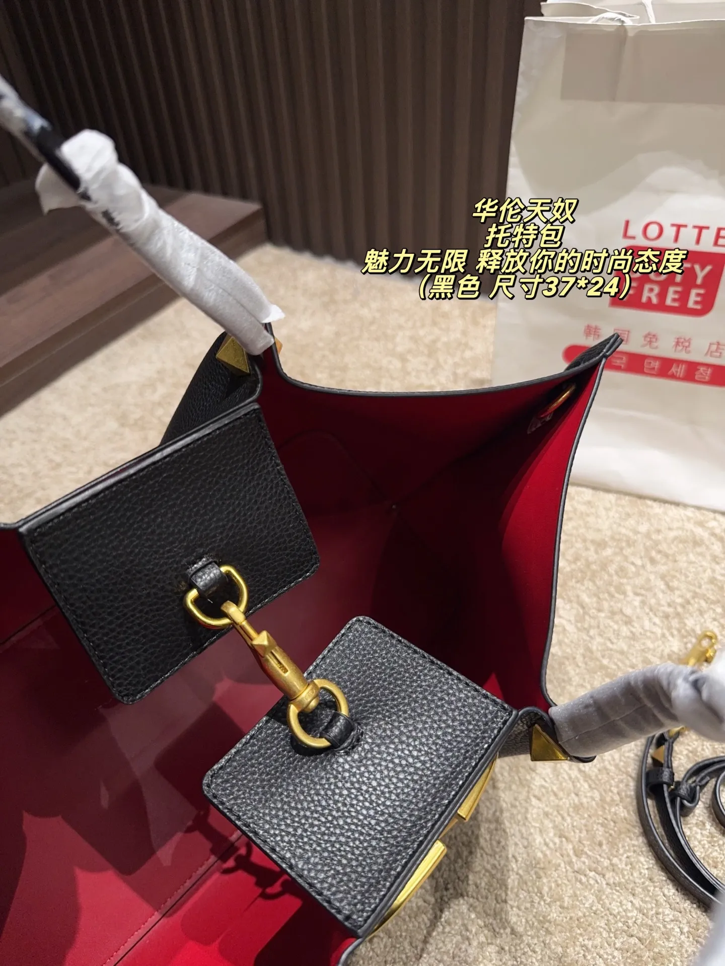 P360 Unboxed⚠️Size 37*24 Valentino Tote bag has unlimited charm and unleashes your fashion attitude. It has a unique appearance and many cute colors to choose from. It is a fashion item not to be missed. It is different from the softness of canvas bags. It gives a free and easy feeling when carried on the body. It is super textured and is loved by fashionistas.
