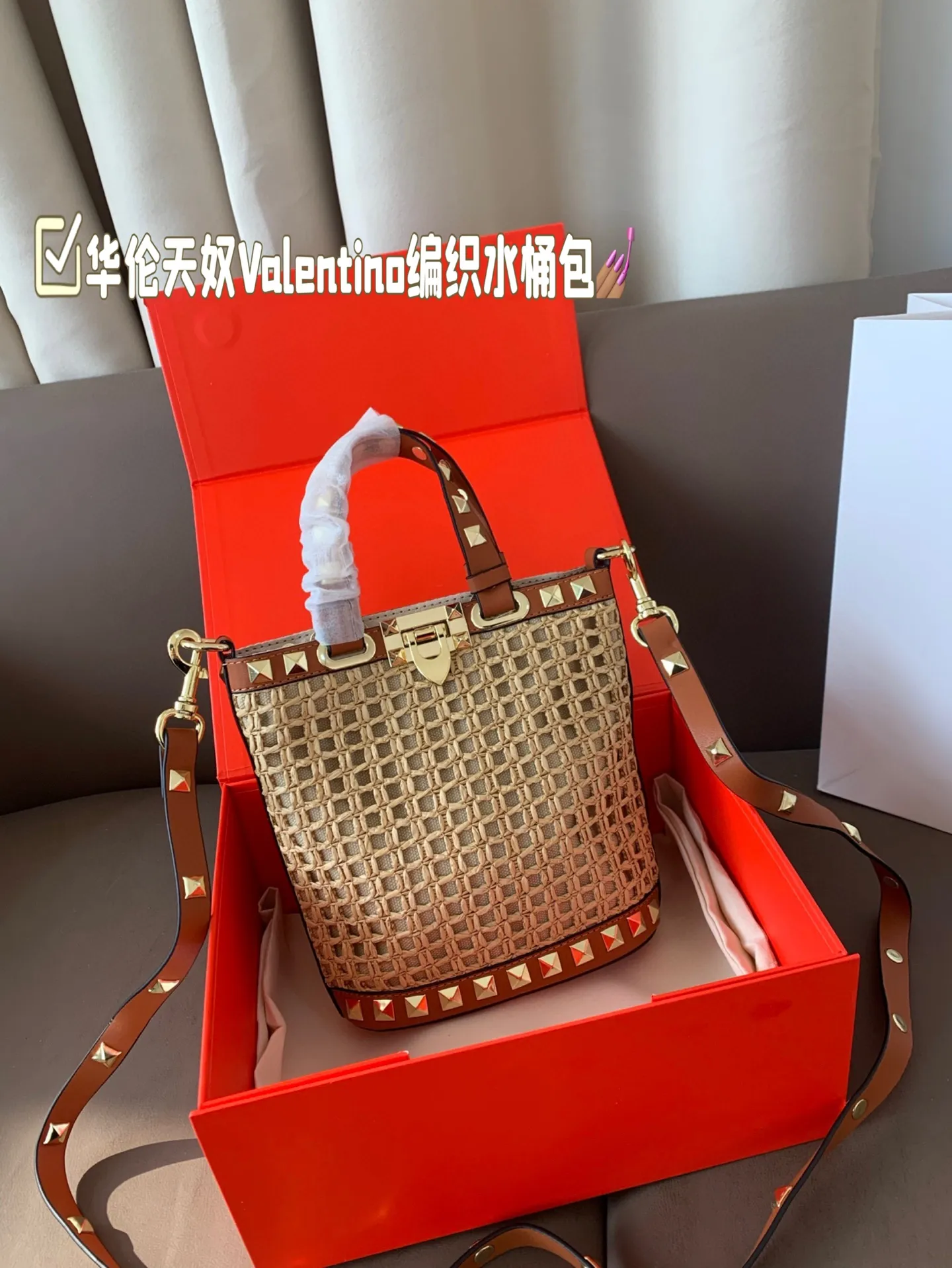 P360 Folding box Valentino woven bucket bag. It’s fashionable and easy to match. It doesn’t look old-fashioned and it’s easy to match. And Dan’s beauty and temperament are so high~ I love this calmness and elegance. Size 16*19