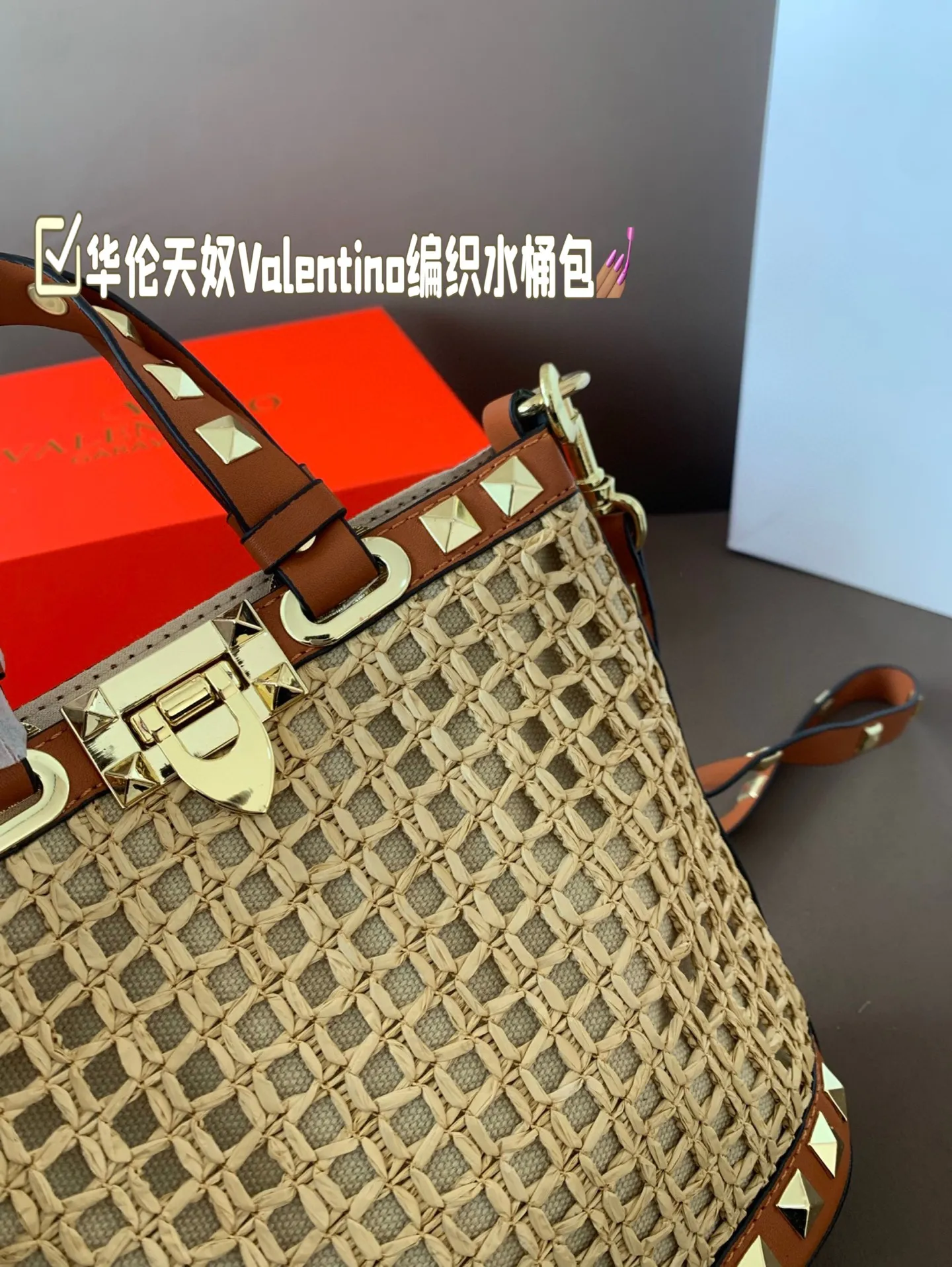 P360 Folding box Valentino woven bucket bag. It’s fashionable and easy to match. It doesn’t look old-fashioned and it’s easy to match. And Dan’s beauty and temperament are so high~ I love this calmness and elegance. Size 16*19