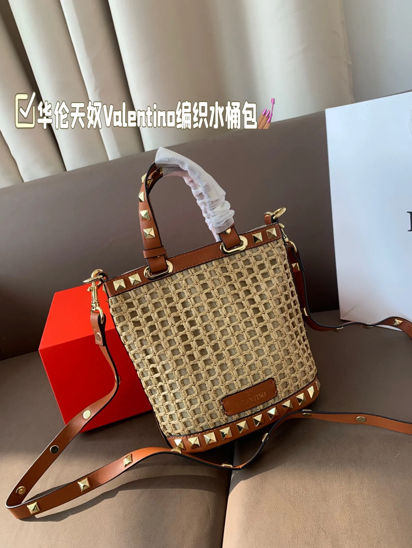 P360 Folding box Valentino woven bucket bag. It’s fashionable and easy to match. It doesn’t look old-fashioned and it’s easy to match. And Dan’s beauty and temperament are so high~ I love this calmness and elegance. Size 16*19