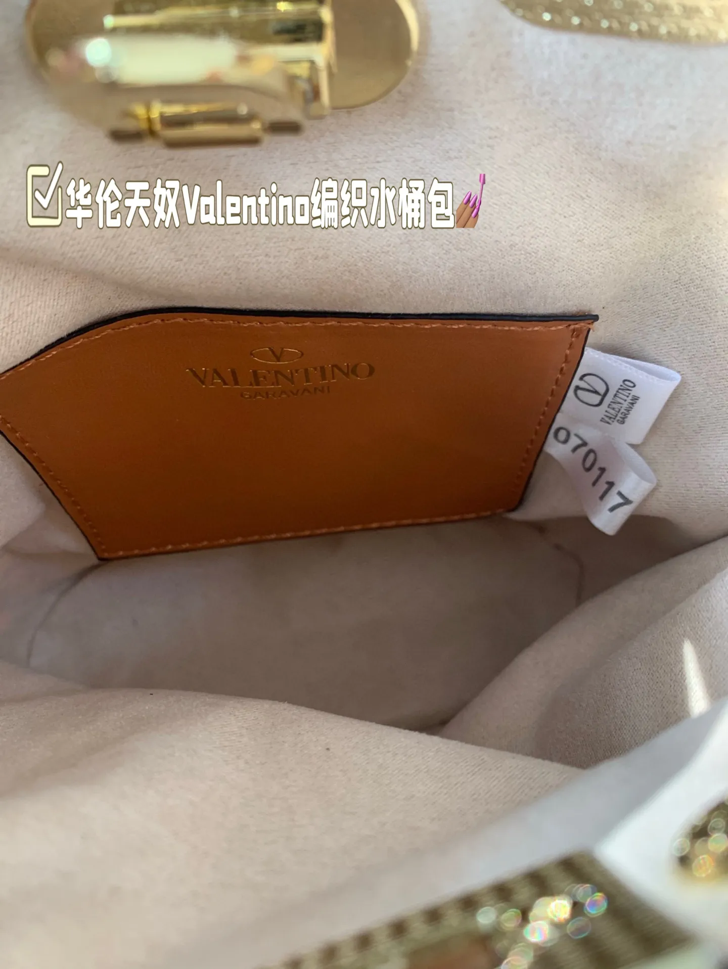 P360 Folding box Valentino woven bucket bag. It’s fashionable and easy to match. It doesn’t look old-fashioned and it’s easy to match. And Dan’s beauty and temperament are so high~ I love this calmness and elegance. Size 16*19
