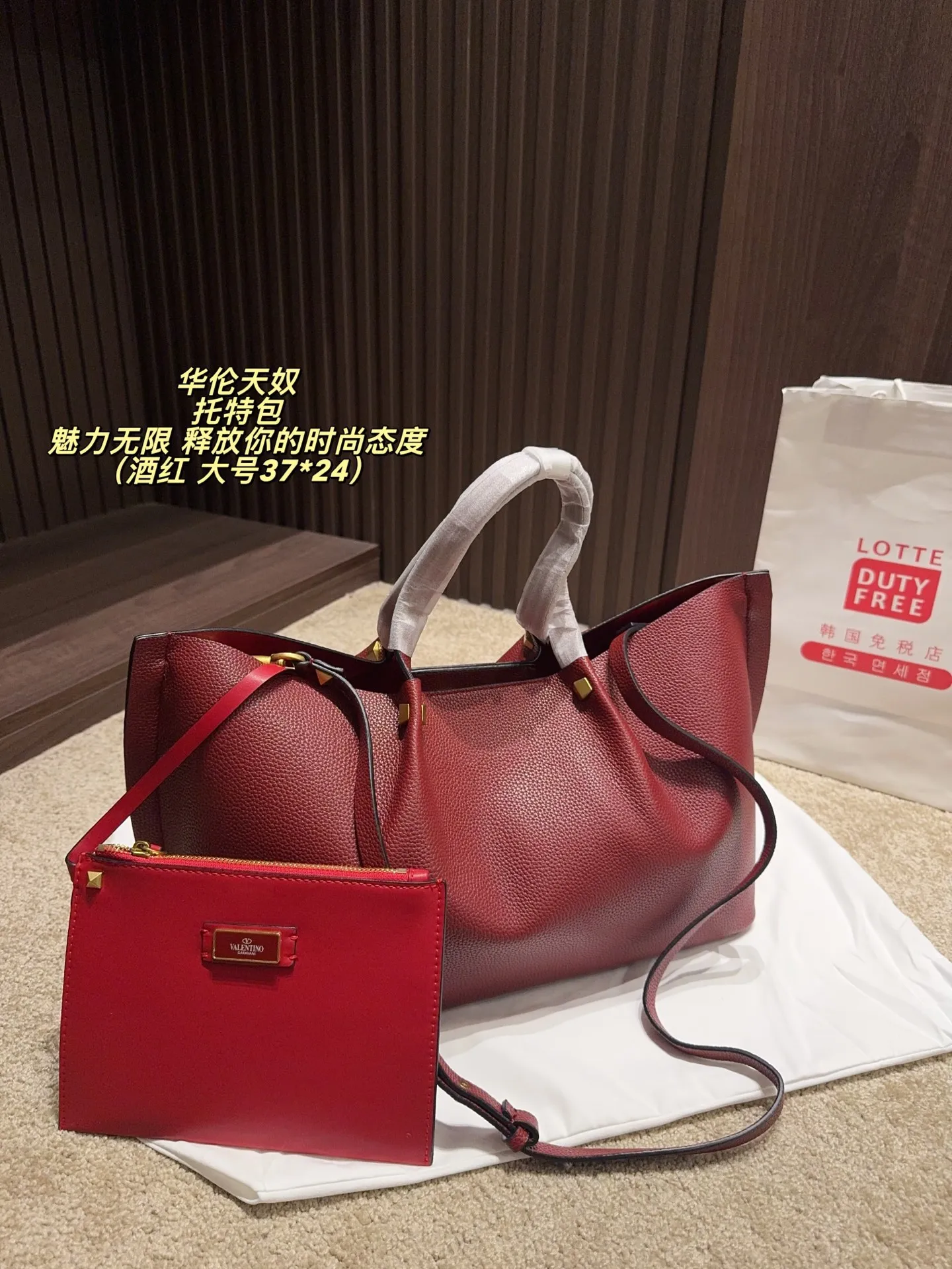 Large p380 without box ⚠️ size 37*24 Small size P370 without box ⚠️ size 25*17 Valentino tote bag has unlimited charm and unleashes your fashion attitude. It has a unique appearance and many cute colors to choose from. It is a fashion item not to be missed. It is different from the softness of canvas bags. It gives a wanton and free feeling when carried on the body. It is super textured and is loved by fashionistas.