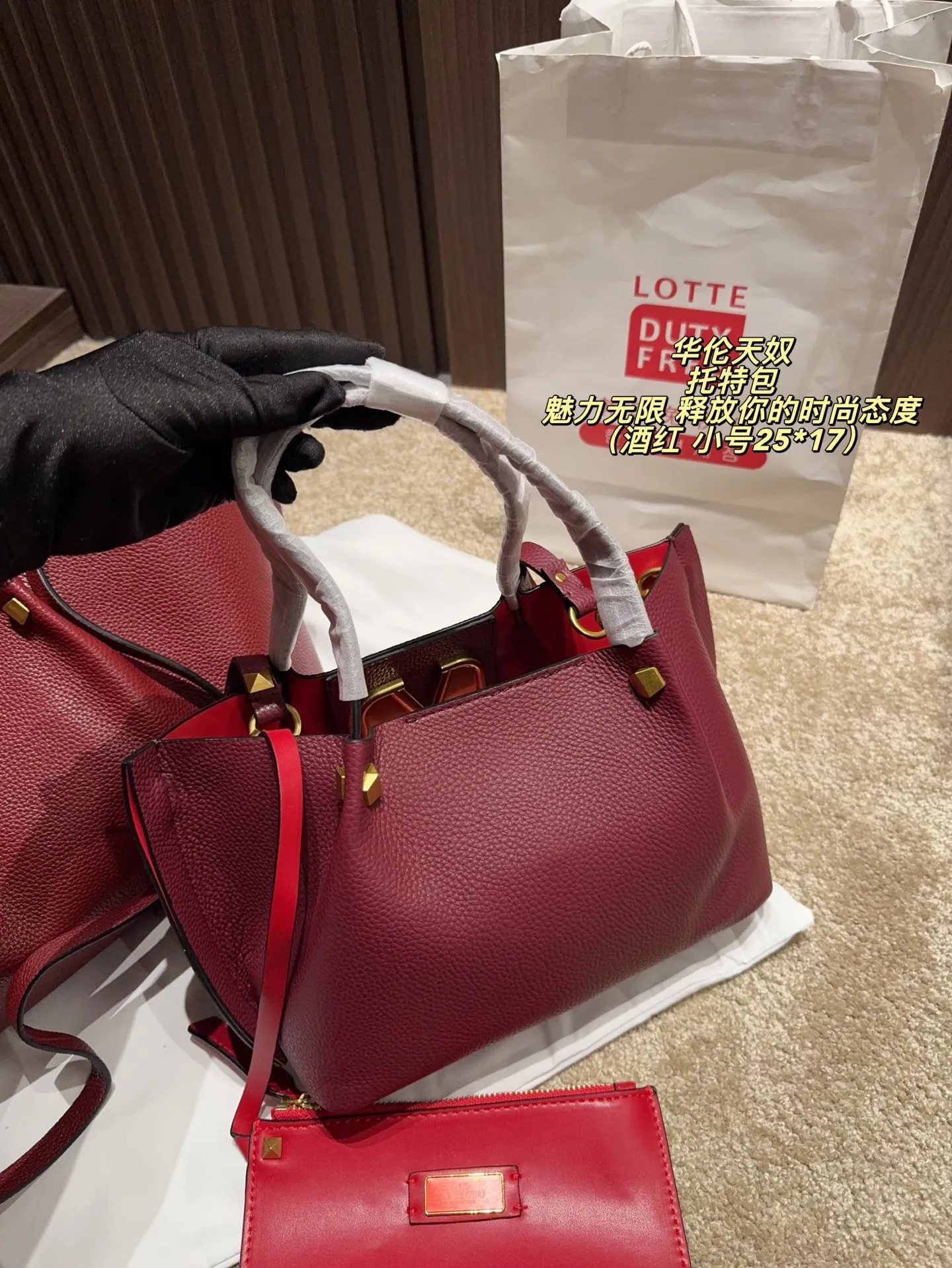 Large p380 without box ⚠️ size 37*24 Small size P370 without box ⚠️ size 25*17 Valentino tote bag has unlimited charm and unleashes your fashion attitude. It has a unique appearance and many cute colors to choose from. It is a fashion item not to be missed. It is different from the softness of canvas bags. It gives a wanton and free feeling when carried on the body. It is super textured and is loved by fashionistas.