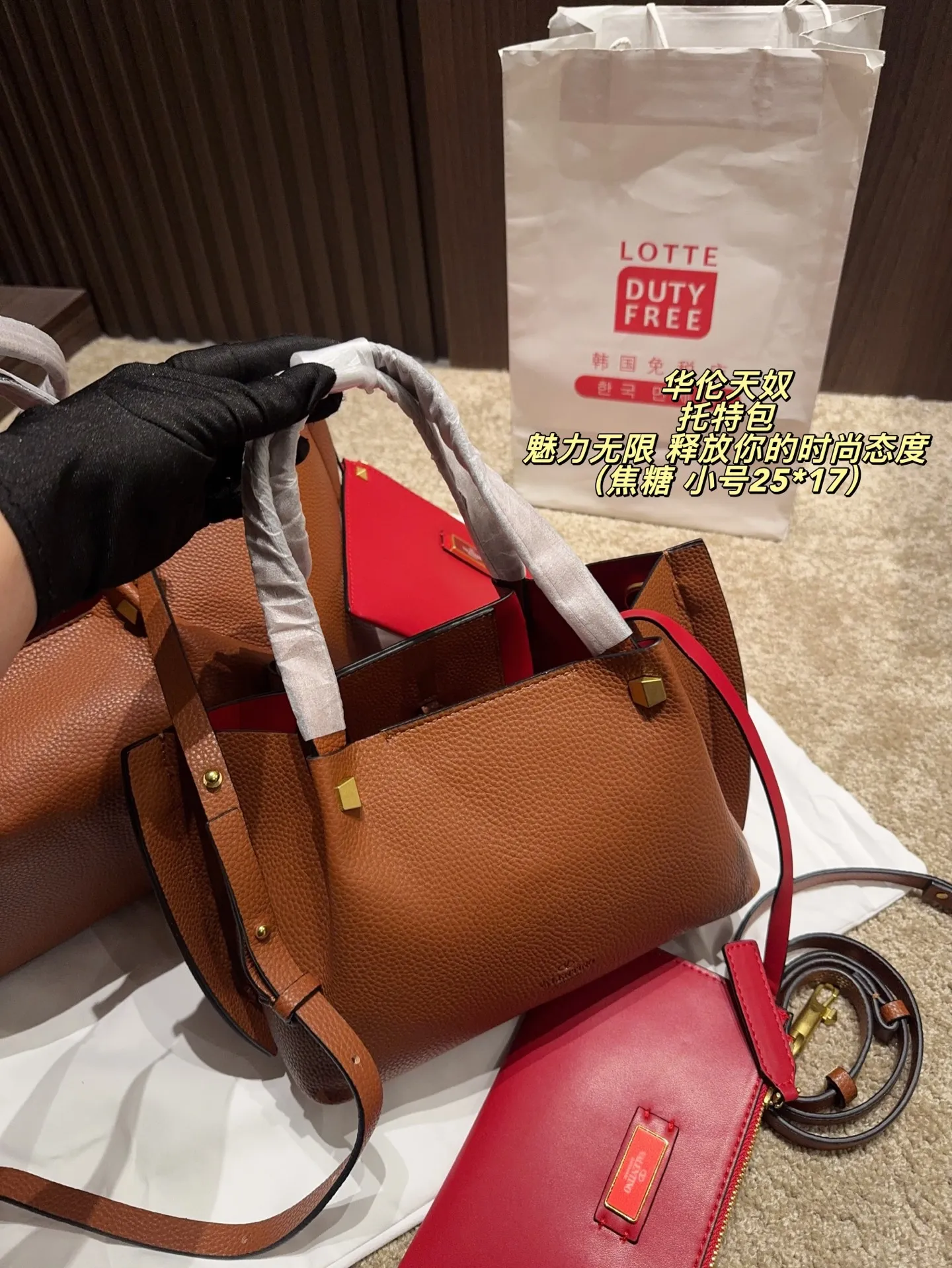 Large p380 without box ⚠️ size 37*24 Small size P370 without box ⚠️ size 25*17 Valentino tote bag has unlimited charm and unleashes your fashion attitude. It has a unique appearance and many cute colors to choose from. It is a fashion item not to be missed. It is different from the softness of canvas bags. It gives a wanton and free feeling when carried on the body. It is super textured and is loved by fashionistas.