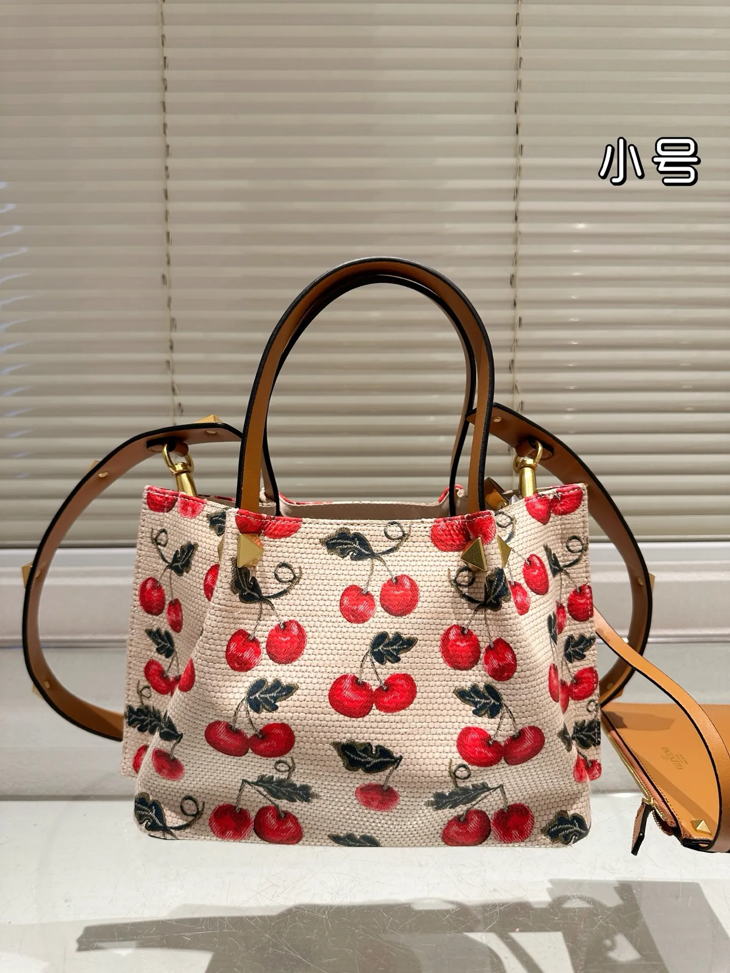 P440 small size Valentino, a popular model in Valentino counters. Playful and super personality, whoever wears it will look better. Can’t conceal the foreign style. Exquisite wiring. Color matching is very distinctive. Very versatile and can be matched with daily life. Casual and playful, but with a little bit of a celebrity style. It will definitely become a super hot style in the new year, spring and summer. 26.19cm