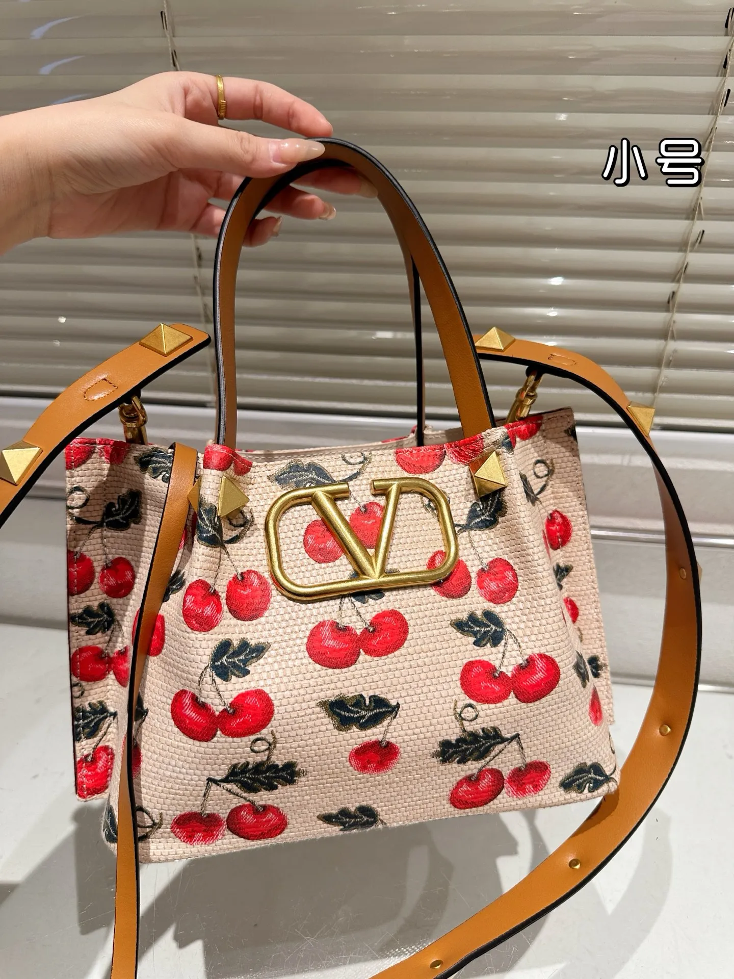 P440 small size Valentino, a popular model in Valentino counters. Playful and super personality, whoever wears it will look better. Can’t conceal the foreign style. Exquisite wiring. Color matching is very distinctive. Very versatile and can be matched with daily life. Casual and playful, but with a little bit of a celebrity style. It will definitely become a super hot style in the new year, spring and summer. 26.19cm