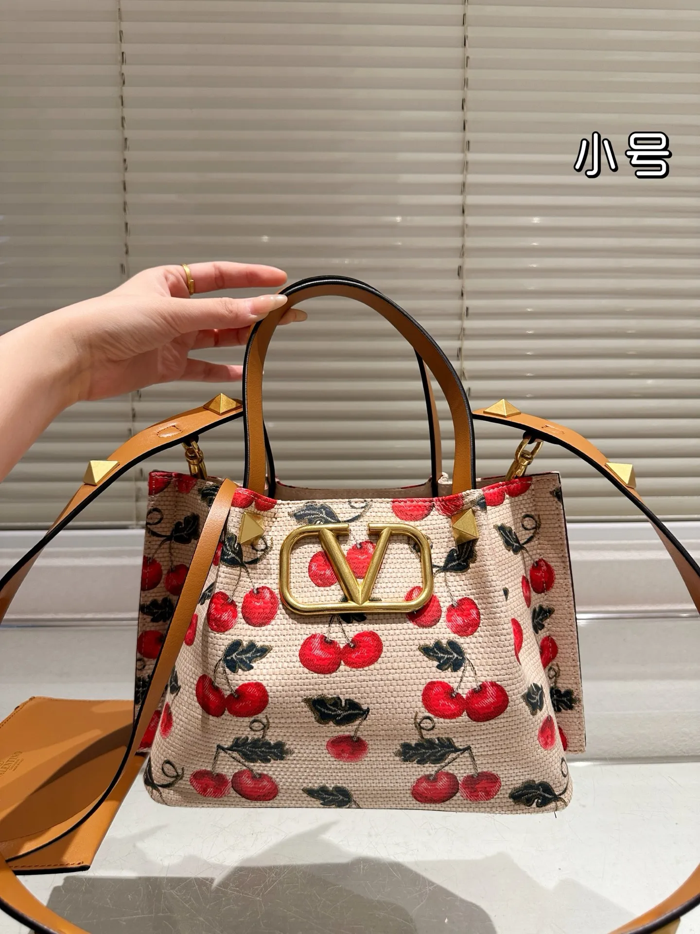 P440 small size Valentino, a popular model in Valentino counters. Playful and super personality, whoever wears it will look better. Can’t conceal the foreign style. Exquisite wiring. Color matching is very distinctive. Very versatile and can be matched with daily life. Casual and playful, but with a little bit of a celebrity style. It will definitely become a super hot style in the new year, spring and summer. 26.19cm