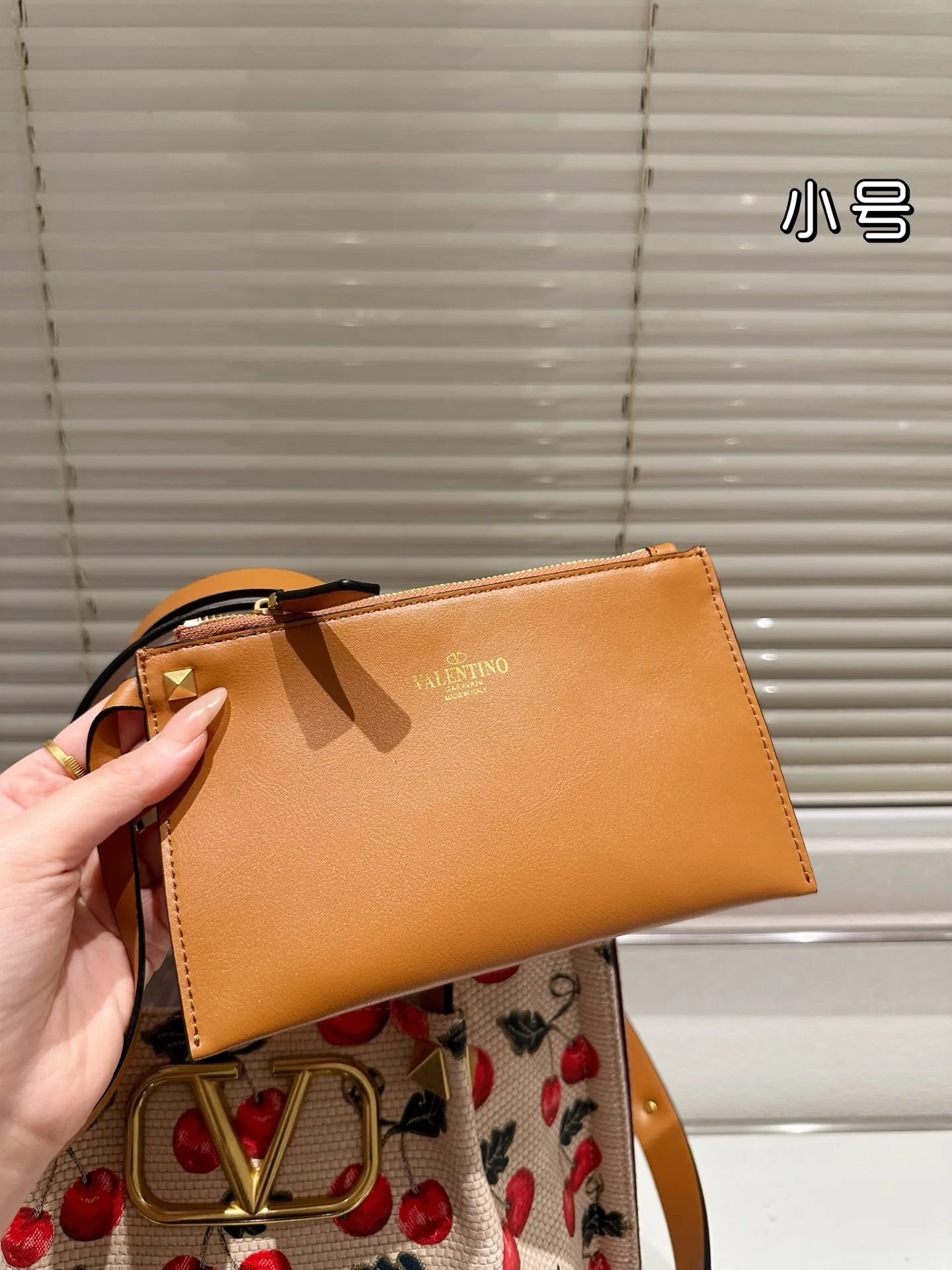 P440 small size Valentino, a popular model in Valentino counters. Playful and super personality, whoever wears it will look better. Can’t conceal the foreign style. Exquisite wiring. Color matching is very distinctive. Very versatile and can be matched with daily life. Casual and playful, but with a little bit of a celebrity style. It will definitely become a super hot style in the new year, spring and summer. 26.19cm