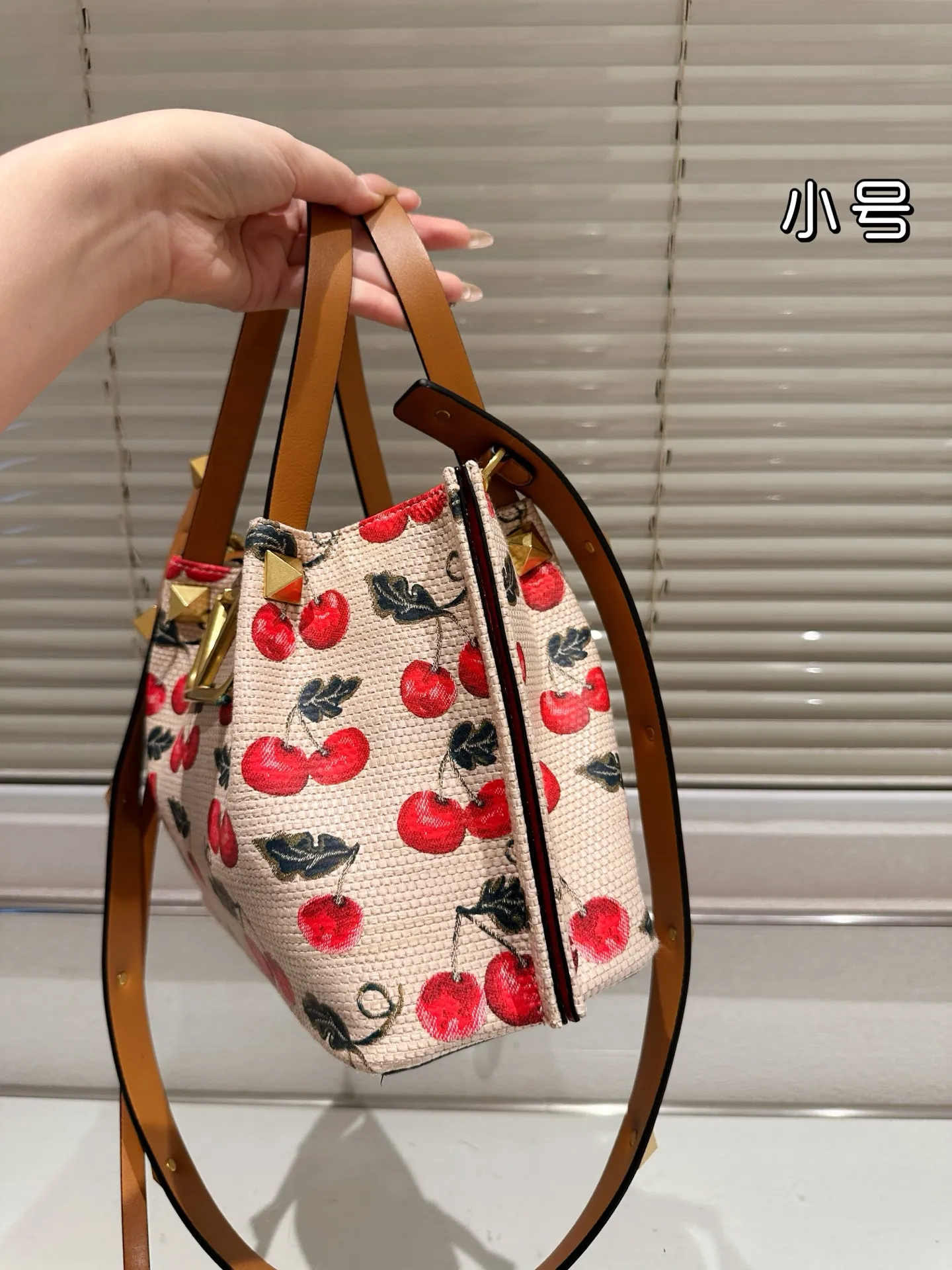 P440 small size Valentino, a popular model in Valentino counters. Playful and super personality, whoever wears it will look better. Can’t conceal the foreign style. Exquisite wiring. Color matching is very distinctive. Very versatile and can be matched with daily life. Casual and playful, but with a little bit of a celebrity style. It will definitely become a super hot style in the new year, spring and summer. 26.19cm