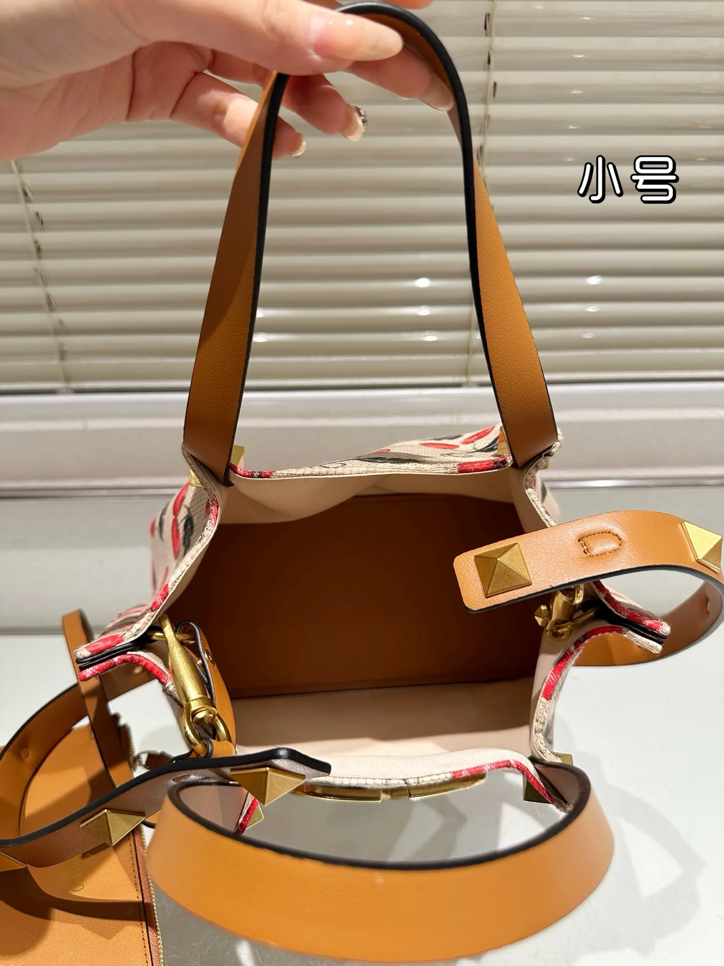 P440 small size Valentino, a popular model in Valentino counters. Playful and super personality, whoever wears it will look better. Can’t conceal the foreign style. Exquisite wiring. Color matching is very distinctive. Very versatile and can be matched with daily life. Casual and playful, but with a little bit of a celebrity style. It will definitely become a super hot style in the new year, spring and summer. 26.19cm