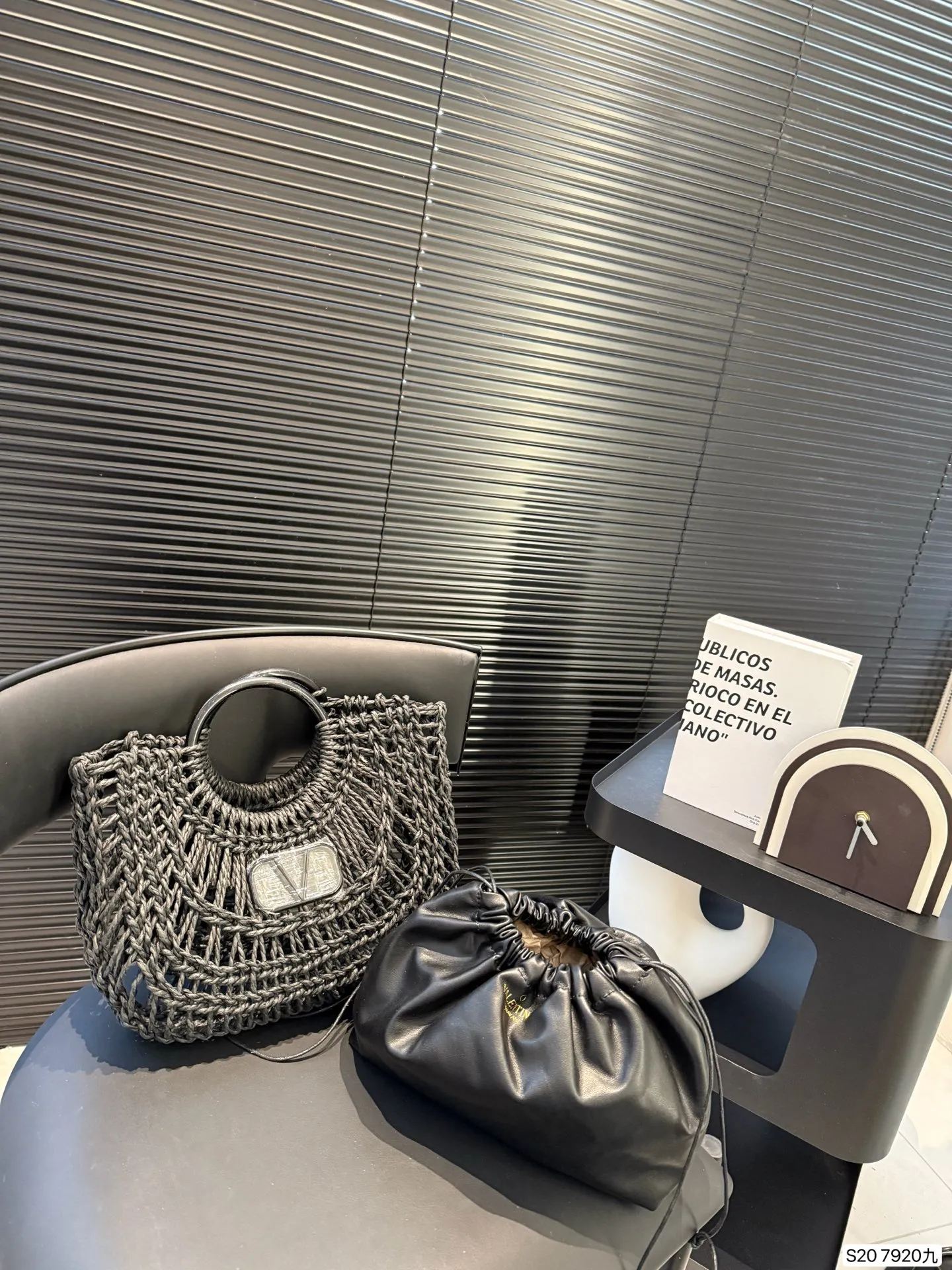 P300 comes with box Valentino Valentino woven bag 24 spring and summer has a strong holiday style, but it is also suitable for daily life. I feel that I have to have a bag like this. After all, no one wants to refuse the waves and the beach. Size: 30 22 Item No. 7920