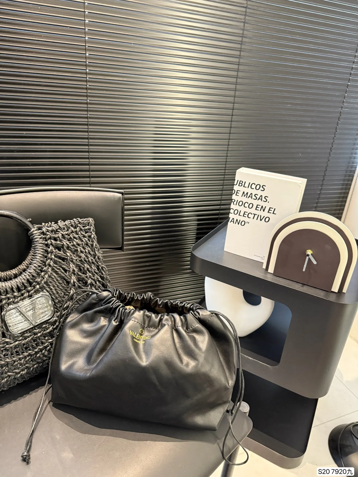 P300 comes with box Valentino Valentino woven bag 24 spring and summer has a strong holiday style, but it is also suitable for daily life. I feel that I have to have a bag like this. After all, no one wants to refuse the waves and the beach. Size: 30 22 Item No. 7920