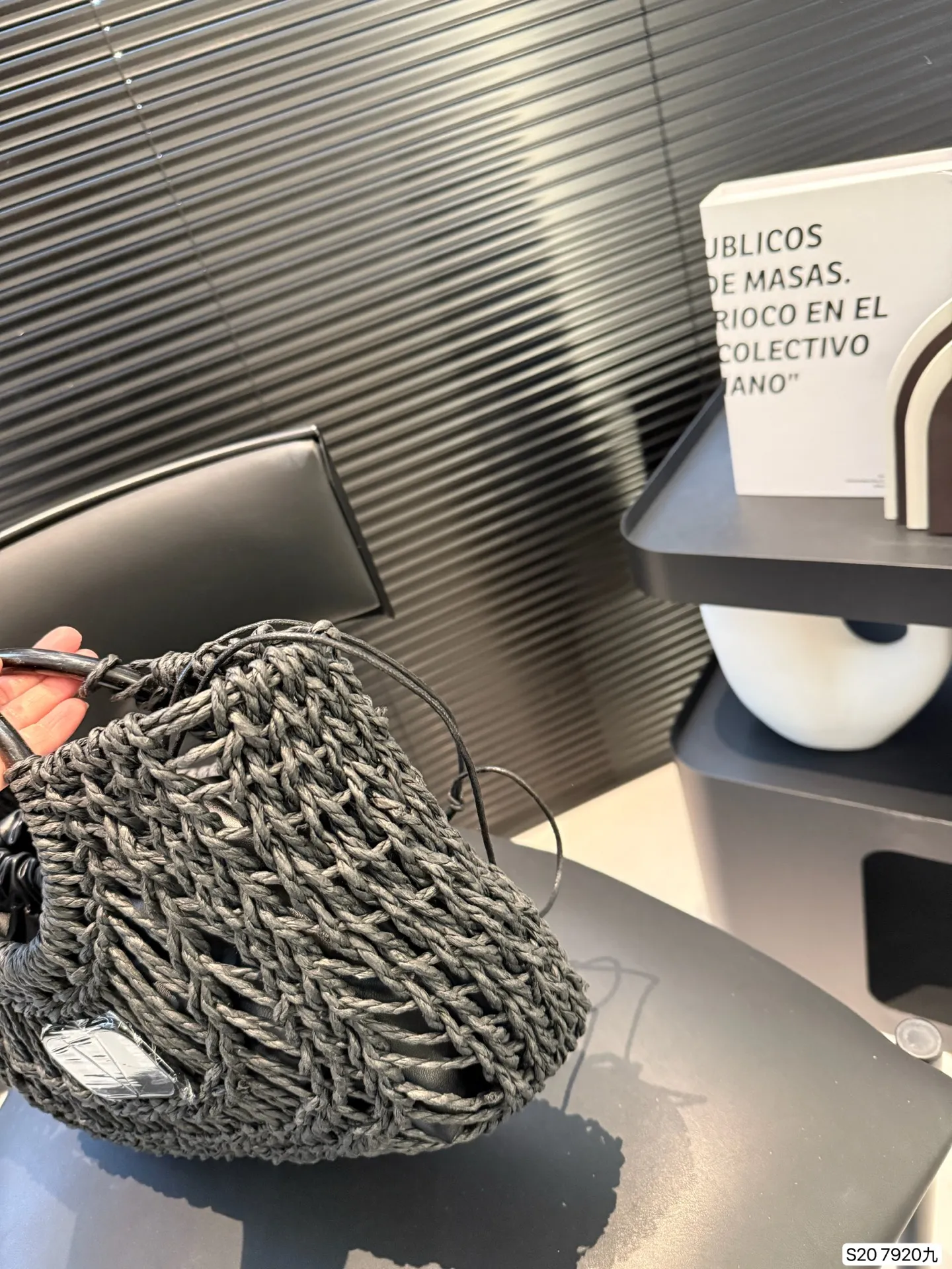 P300 comes with box Valentino Valentino woven bag 24 spring and summer has a strong holiday style, but it is also suitable for daily life. I feel that I have to have a bag like this. After all, no one wants to refuse the waves and the beach. Size: 30 22 Item No. 7920