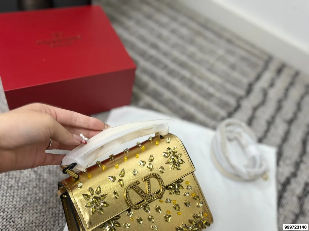 p460 Valentino handbag with folding box. This time Valentino has really stepped up its game. It is favored by celebrities from all walks of life ~ The simple design is not only artistic but also exquisite. Premium size: 19 15
