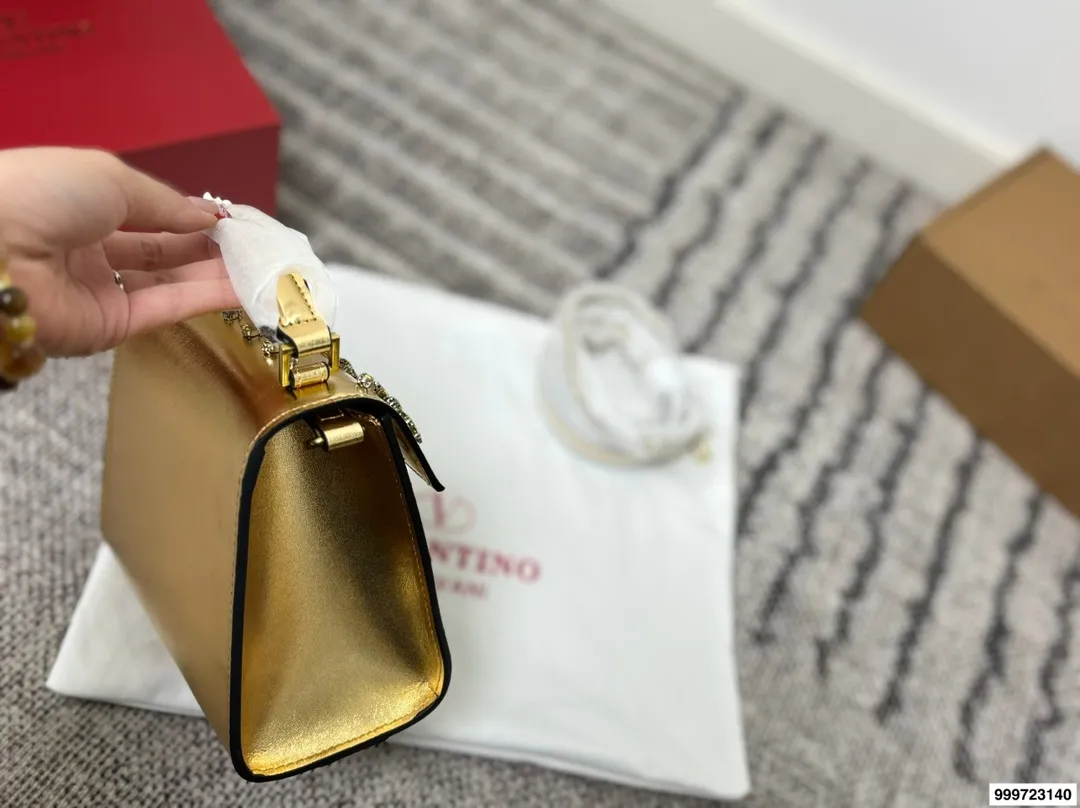 p460 Valentino handbag with folding box. This time Valentino has really stepped up its game. It is favored by celebrities from all walks of life ~ The simple design is not only artistic but also exquisite. Premium size: 19 15