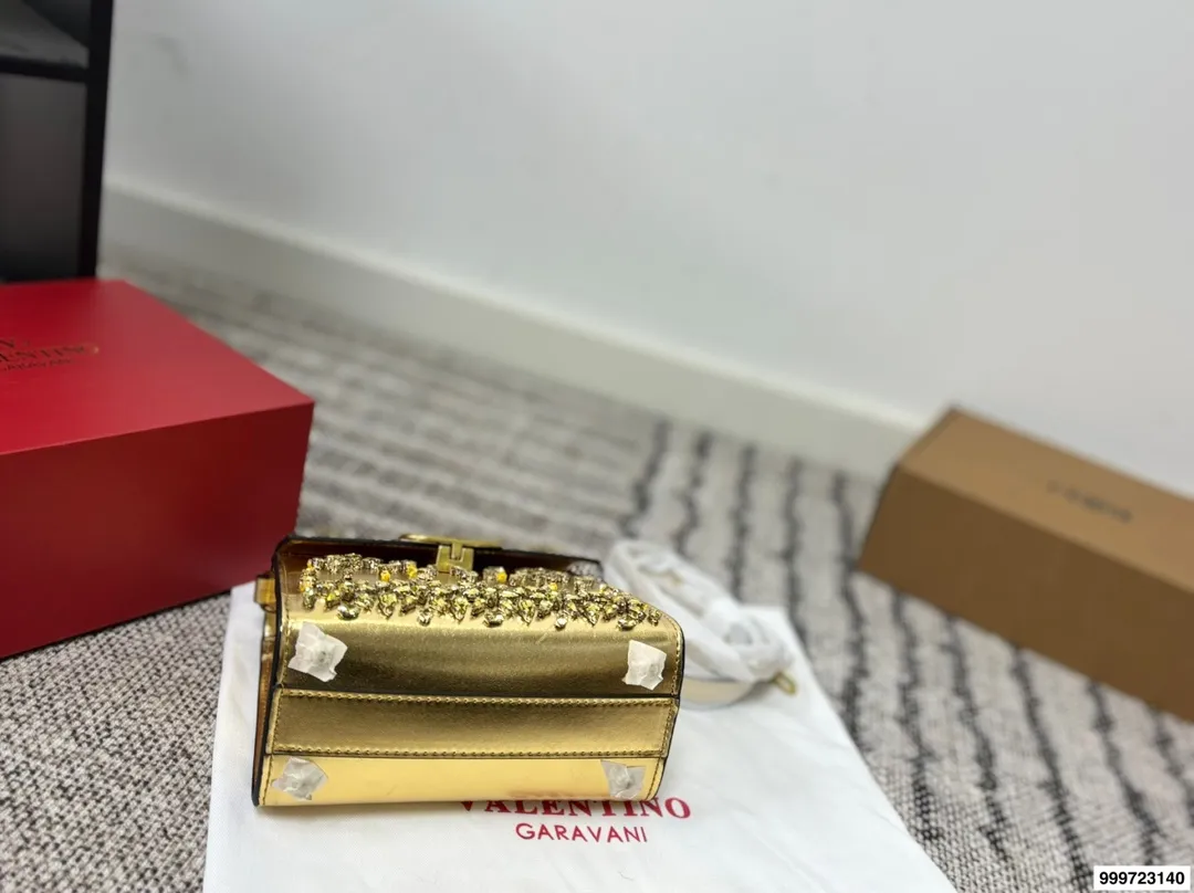 p460 Valentino handbag with folding box. This time Valentino has really stepped up its game. It is favored by celebrities from all walks of life ~ The simple design is not only artistic but also exquisite. Premium size: 19 15