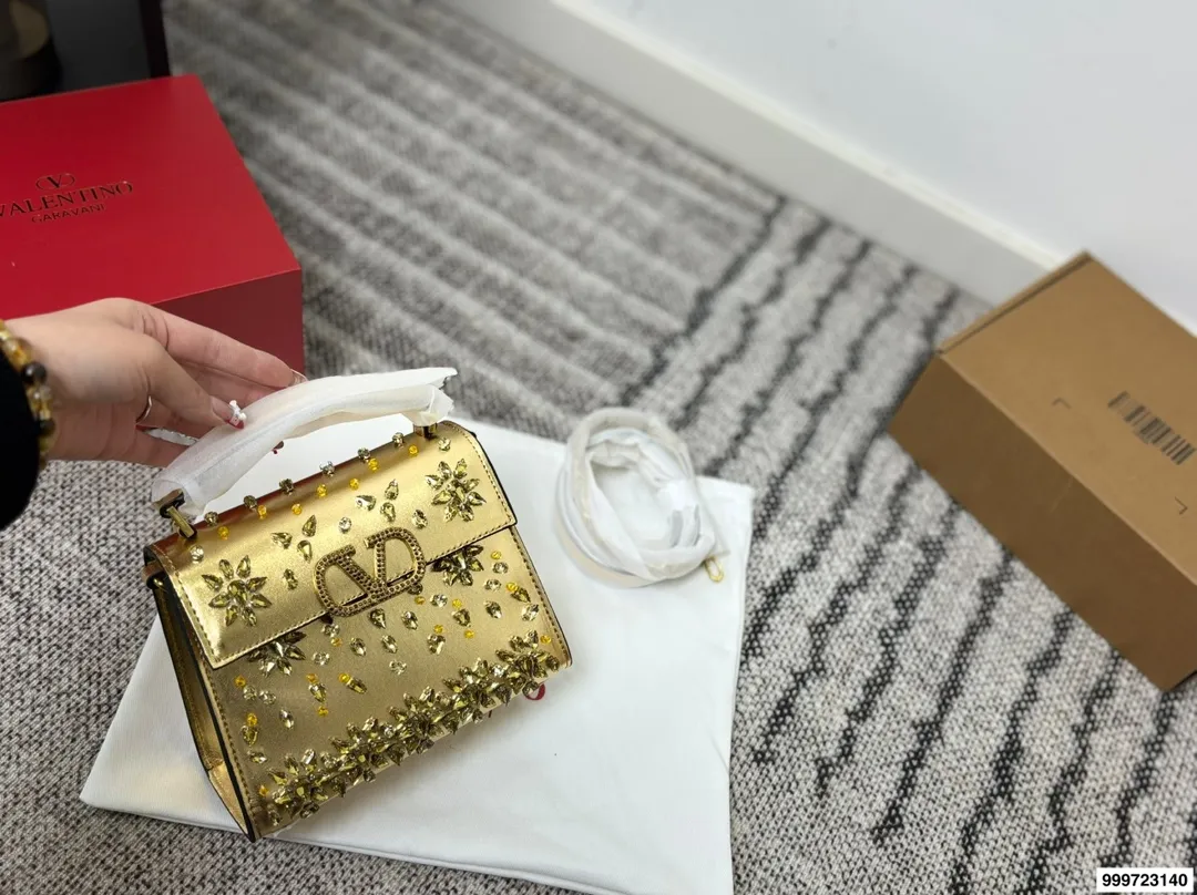 p460 Valentino handbag with folding box. This time Valentino has really stepped up its game. It is favored by celebrities from all walks of life ~ The simple design is not only artistic but also exquisite. Premium size: 19 15