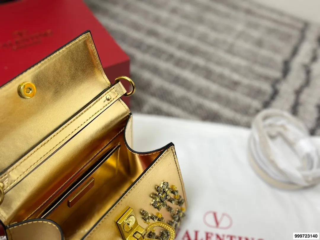 p460 Valentino handbag with folding box. This time Valentino has really stepped up its game. It is favored by celebrities from all walks of life ~ The simple design is not only artistic but also exquisite. Premium size: 19 15