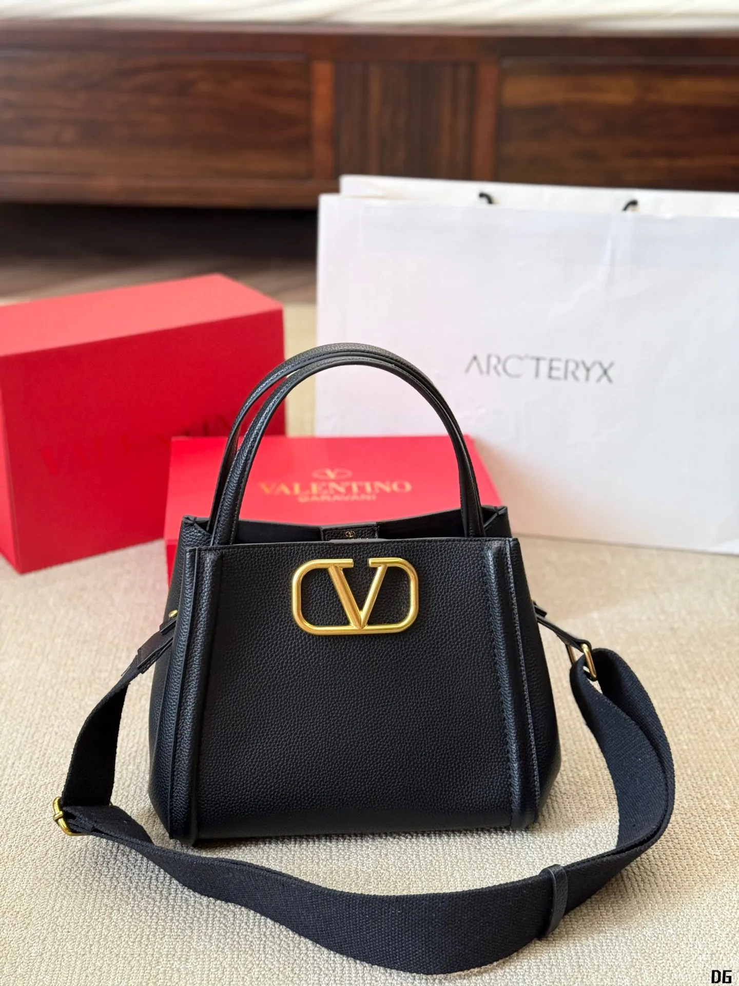 Cowhide version p330 p320 Valentino VALENTINO Women's Valentino show model Black Tie Valentino Letter Bag Tote bag from Valentino. The new season has just arrived. Size: Large size 25 20cm Small size 20 16cm (two shoulder straps)