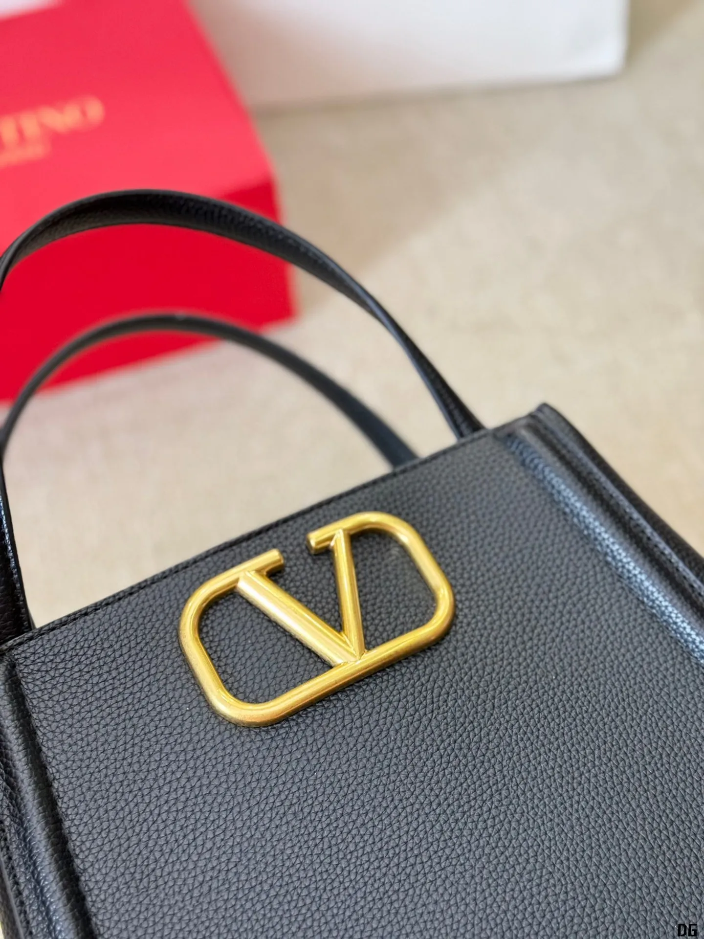 Cowhide version p330 p320 Valentino VALENTINO Women's Valentino show model Black Tie Valentino Letter Bag Tote bag from Valentino. The new season has just arrived. Size: Large size 25 20cm Small size 20 16cm (two shoulder straps)