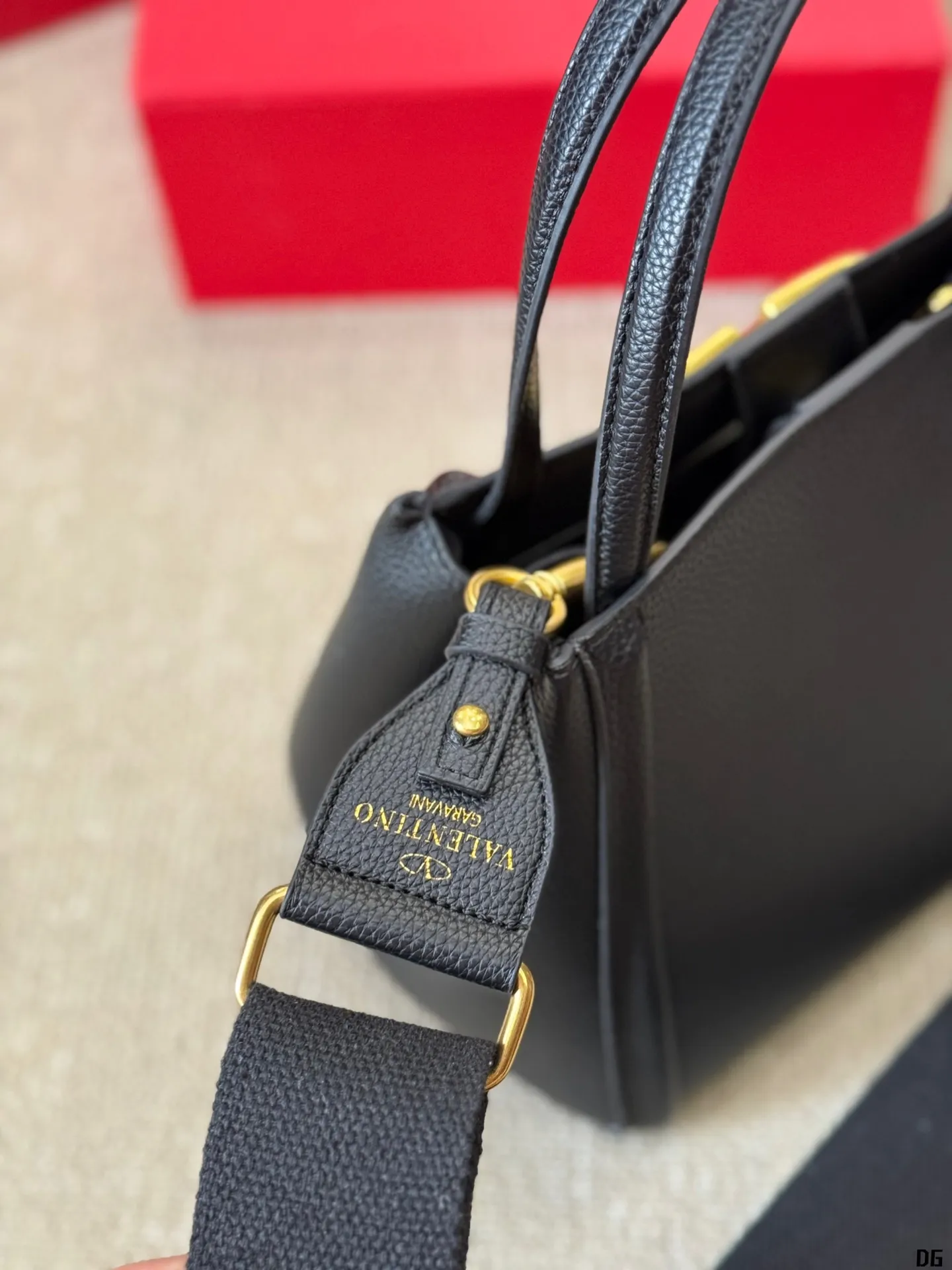 Cowhide version p330 p320 Valentino VALENTINO Women's Valentino show model Black Tie Valentino Letter Bag Tote bag from Valentino. The new season has just arrived. Size: Large size 25 20cm Small size 20 16cm (two shoulder straps)