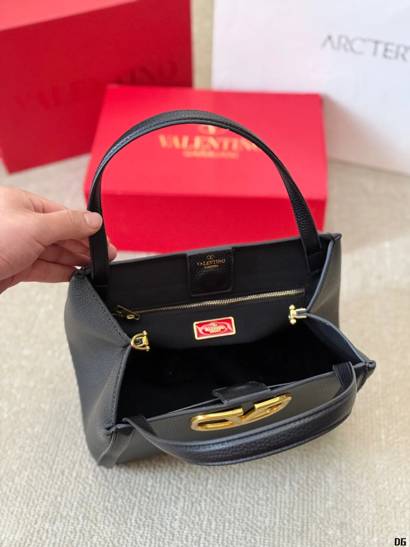 Cowhide version p330 p320 Valentino VALENTINO Women's Valentino show model Black Tie Valentino Letter Bag Tote bag from Valentino. The new season has just arrived. Size: Large size 25 20cm Small size 20 16cm (two shoulder straps)