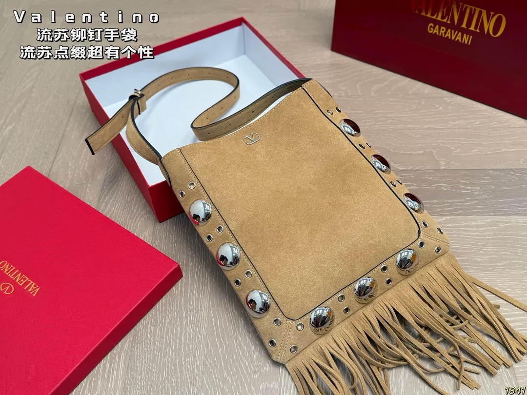 4️⃣Color ¥330 with box Valentino tassel rivet handbag The tassel embellishment is super personalized! The V-shaped logo on the front is super classic and highly recognizable. The shoulder strap is adjustable, so it can be carried by hand or carried on the shoulder. It has a large capacity and can hold daily small items for commuting and traveling. The rivets and tassel design make the bag more layered, and it looks great with simple or retro styles. It is practical and fashionable, and can easily enhance the quality of your outfit! Size 29*30