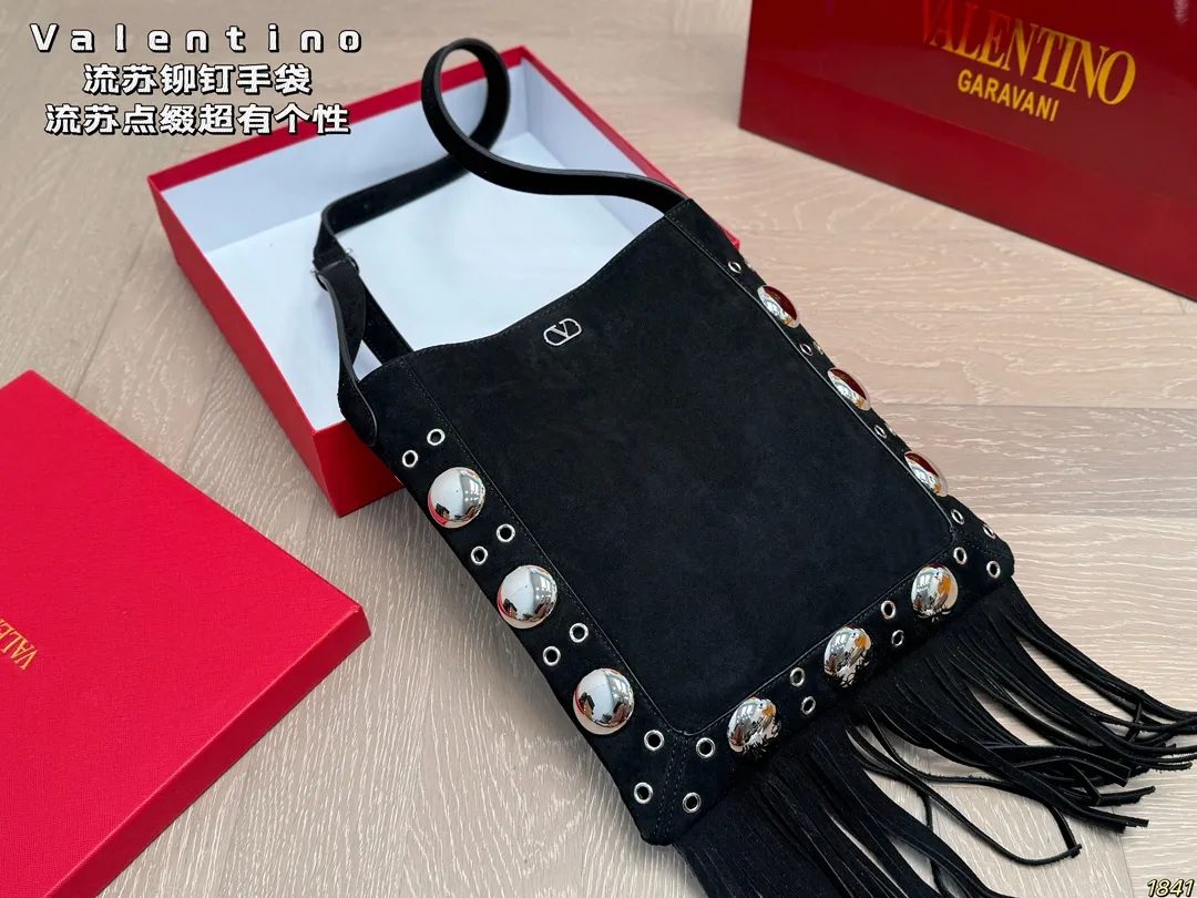 4️⃣Color ¥330 with box Valentino tassel rivet handbag The tassel embellishment is super personalized! The V-shaped logo on the front is super classic and highly recognizable. The shoulder strap is adjustable, so it can be carried by hand or carried on the shoulder. It has a large capacity and can hold daily small items for commuting and traveling. The rivets and tassel design make the bag more layered, and it looks great with simple or retro styles. It is practical and fashionable, and can easily enhance the quality of your outfit! Size 29*30