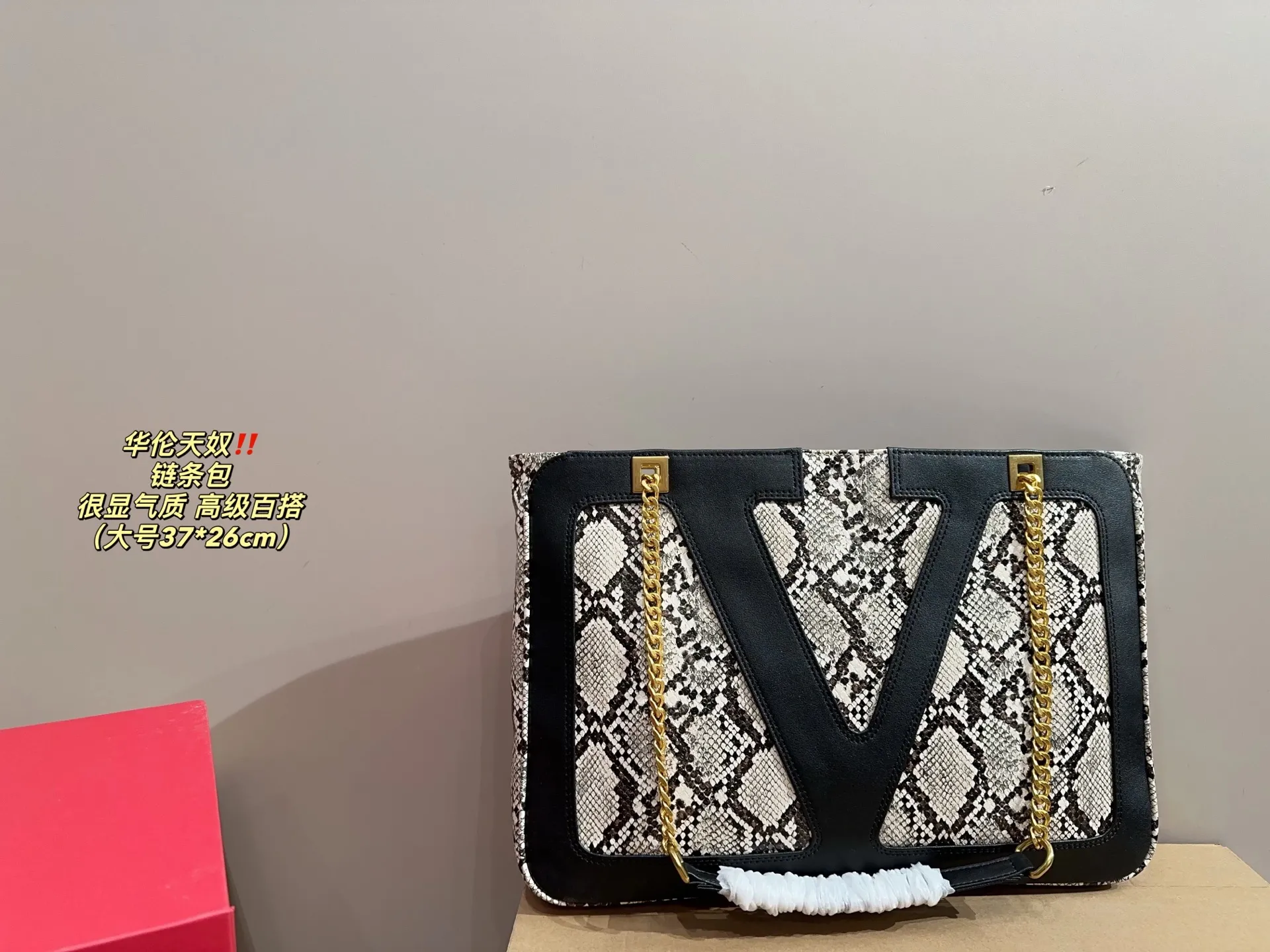 Large P370 comes with folding box⚠️Size 37.26 Small P360 comes with folding box⚠️Size 27.19 Valentino chain bag My sister is super invincible and loves Zimei! When I saw Zimei wearing this one, I immediately took it off for her! The chain bag really shows off your temperament. I can already imagine how elegant it would look when paired with a dress~ It can be worn cross-body or carried under the armpit, which is very convenient!