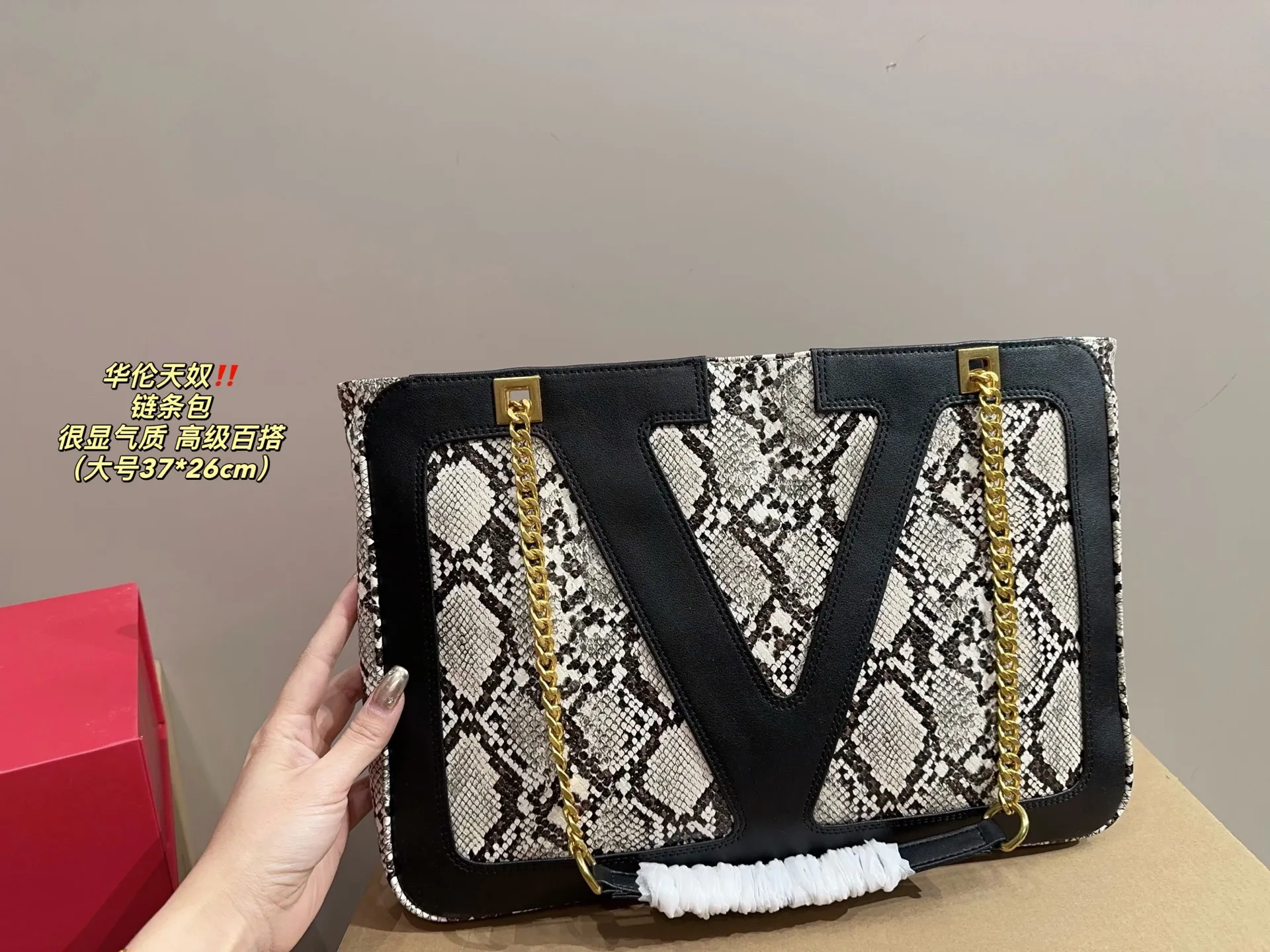 Large P370 comes with folding box⚠️Size 37.26 Small P360 comes with folding box⚠️Size 27.19 Valentino chain bag My sister is super invincible and loves Zimei! When I saw Zimei wearing this one, I immediately took it off for her! The chain bag really shows off your temperament. I can already imagine how elegant it would look when paired with a dress~ It can be worn cross-body or carried under the armpit, which is very convenient!
