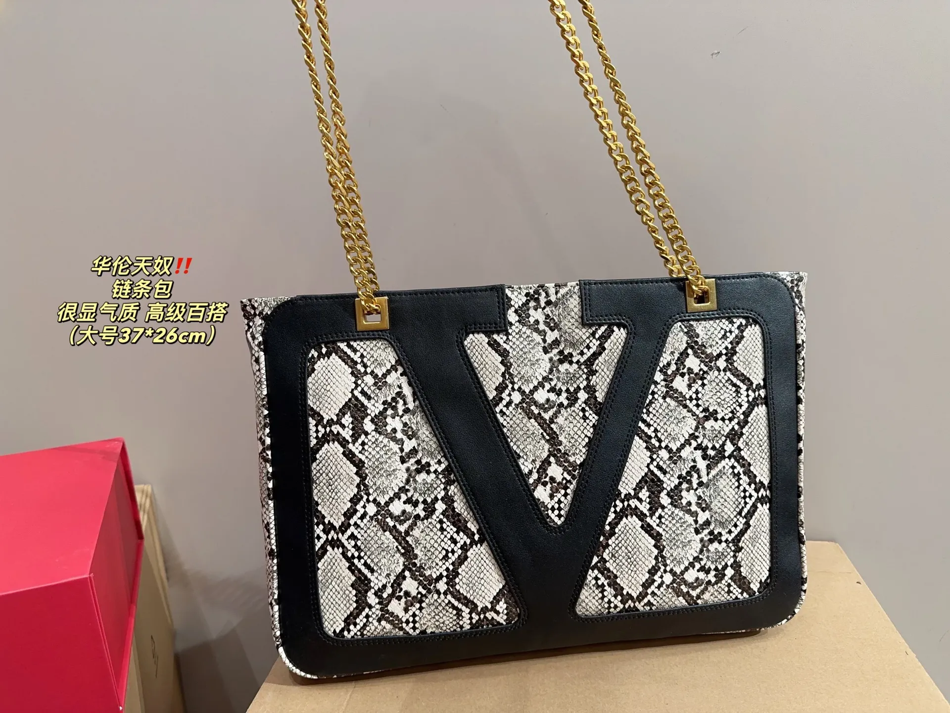 Large P370 comes with folding box⚠️Size 37.26 Small P360 comes with folding box⚠️Size 27.19 Valentino chain bag My sister is super invincible and loves Zimei! When I saw Zimei wearing this one, I immediately took it off for her! The chain bag really shows off your temperament. I can already imagine how elegant it would look when paired with a dress~ It can be worn cross-body or carried under the armpit, which is very convenient!