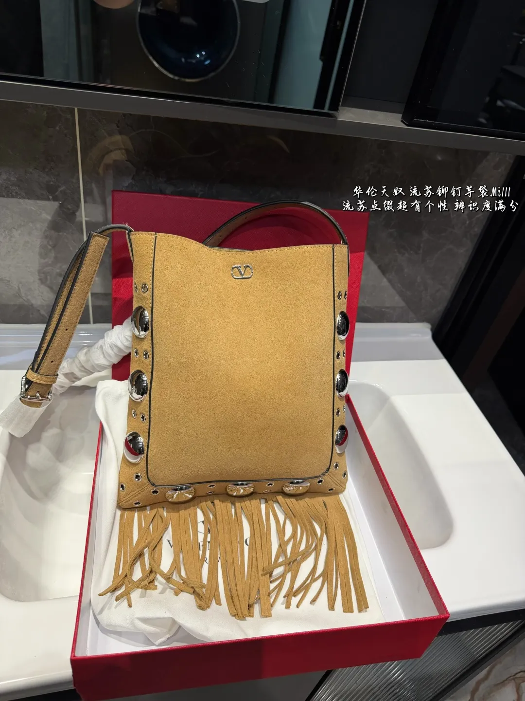 ❤️P340 (gift box packaging) ❤️ Valentino Tote Willow Tote The new favorite in autumn | Practical and versatile bag Autumn is here, don’t you feel like it’s time to add new members to your wardrobe and bags? This versatile bag is definitely the best choice! Not only is it large in capacity and can hold daily necessities, but it is also full of design details. Pair it with any style of outfit to create a fashionable look easily. Whether it is daily commuting or weekend gatherings, it can be perfectly held! Come and get the same style! Size 29 31cm