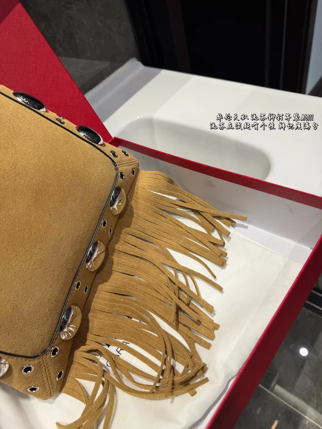 ❤️P340 (gift box packaging) ❤️ Valentino Tote Willow Tote The new favorite in autumn | Practical and versatile bag Autumn is here, don’t you feel like it’s time to add new members to your wardrobe and bags? This versatile bag is definitely the best choice! Not only is it large in capacity and can hold daily necessities, but it is also full of design details. Pair it with any style of outfit to create a fashionable look easily. Whether it is daily commuting or weekend gatherings, it can be perfectly held! Come and get the same style! Size 29 31cm