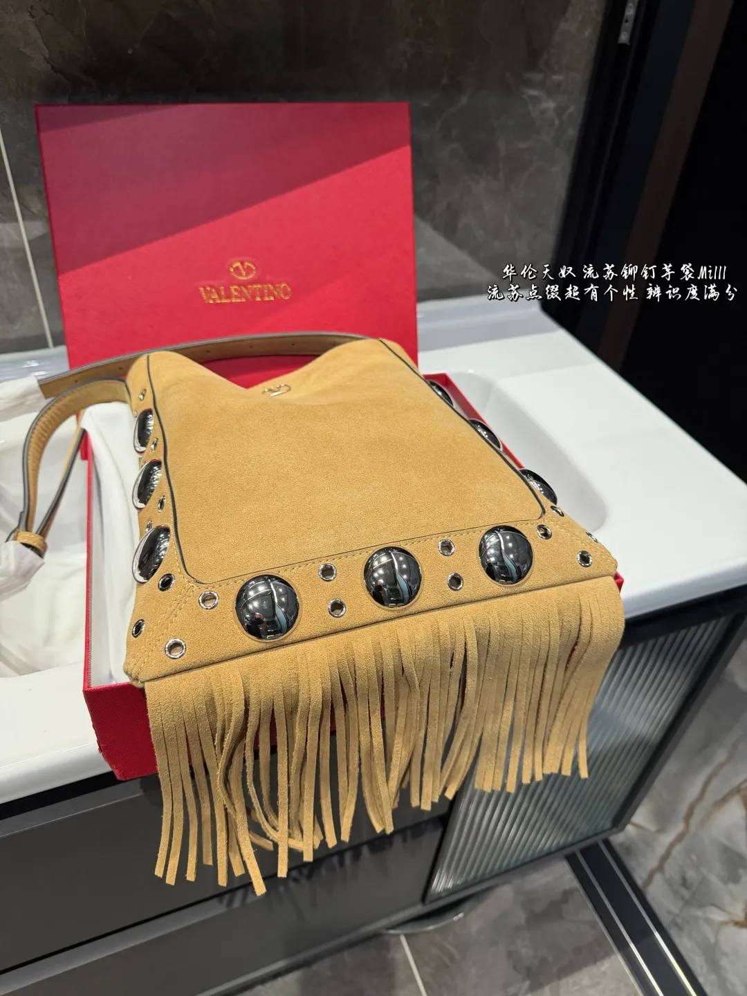 ❤️P340 (gift box packaging) ❤️ Valentino Tote Willow Tote The new favorite in autumn | Practical and versatile bag Autumn is here, don’t you feel like it’s time to add new members to your wardrobe and bags? This versatile bag is definitely the best choice! Not only is it large in capacity and can hold daily necessities, but it is also full of design details. Pair it with any style of outfit to create a fashionable look easily. Whether it is daily commuting or weekend gatherings, it can be perfectly held! Come and get the same style! Size 29 31cm