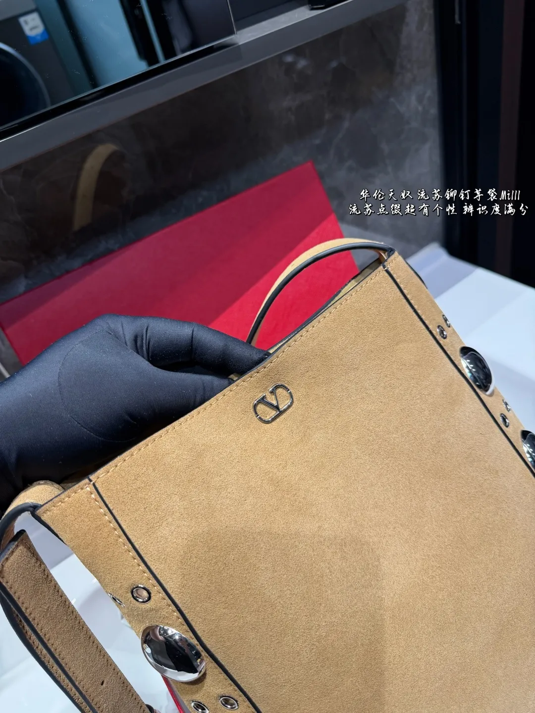 ❤️P340 (gift box packaging) ❤️ Valentino Tote Willow Tote The new favorite in autumn | Practical and versatile bag Autumn is here, don’t you feel like it’s time to add new members to your wardrobe and bags? This versatile bag is definitely the best choice! Not only is it large in capacity and can hold daily necessities, but it is also full of design details. Pair it with any style of outfit to create a fashionable look easily. Whether it is daily commuting or weekend gatherings, it can be perfectly held! Come and get the same style! Size 29 31cm