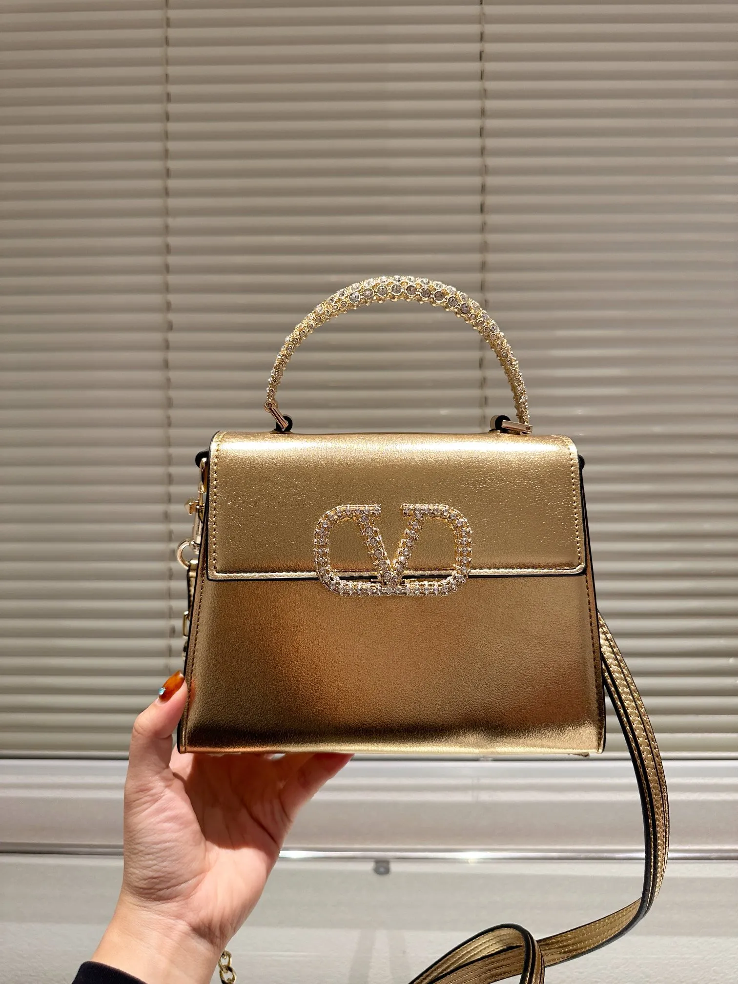 P360 Comes with box⚠️Size 21.16 Valentino VSLING handbag Unlocks fashion charm Can be salty or sweet The most beautiful girl on the street