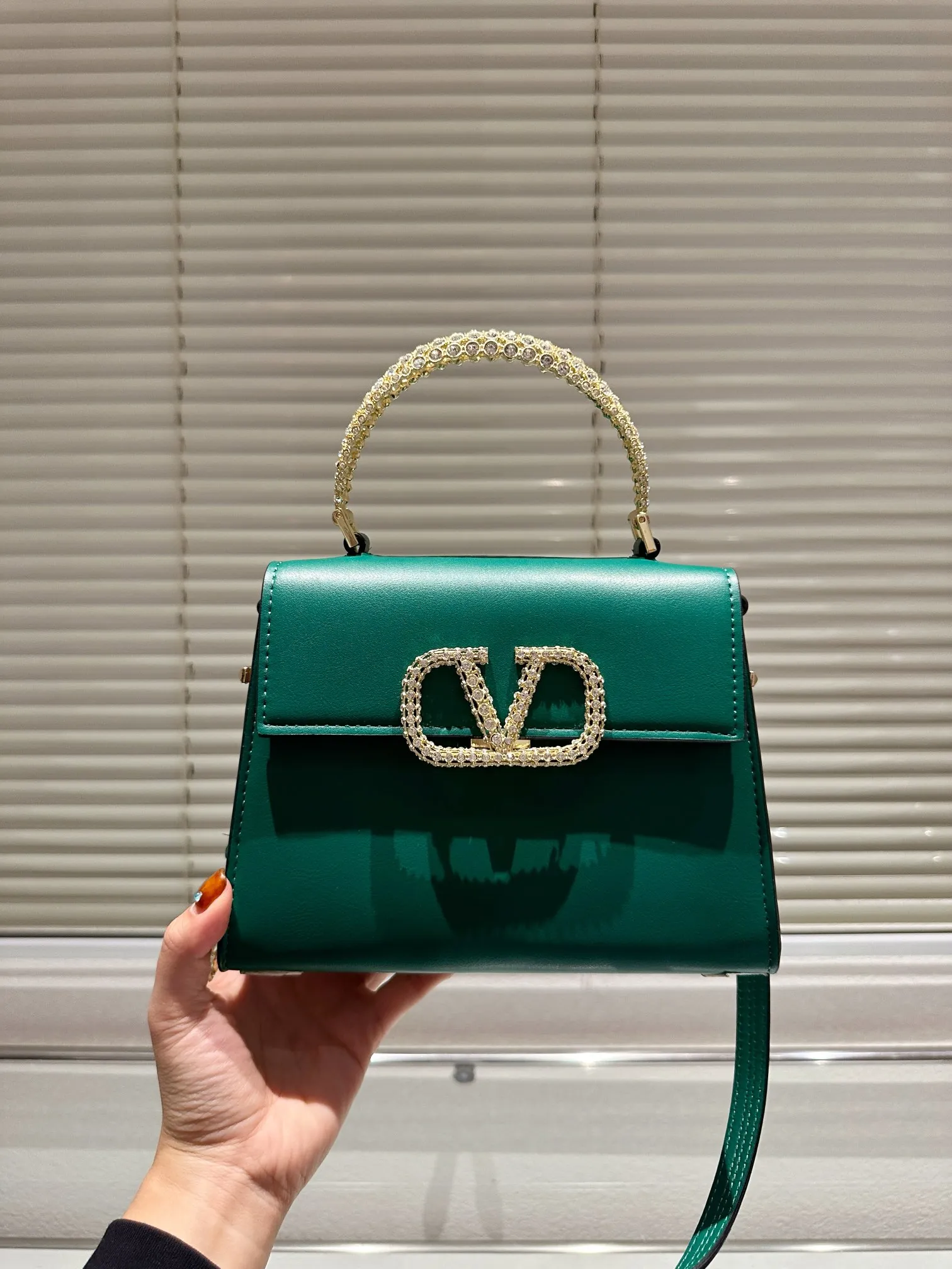 P360 Comes with box⚠️Size 21.16 Valentino VSLING handbag Unlocks fashion charm Can be salty or sweet The most beautiful girl on the street